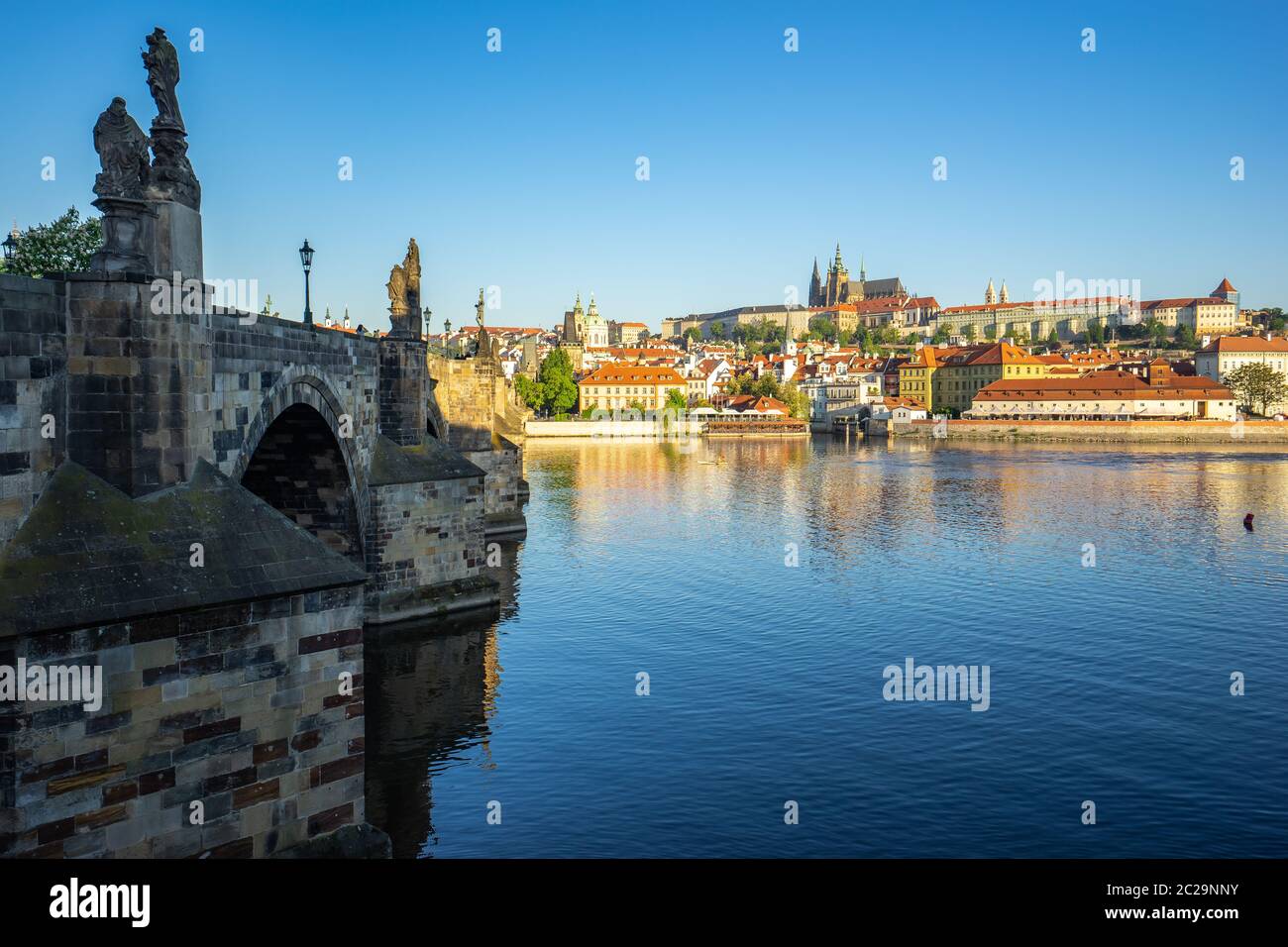 Ponte Carlo con skyline di Praga, Repubblica Ceca Foto Stock