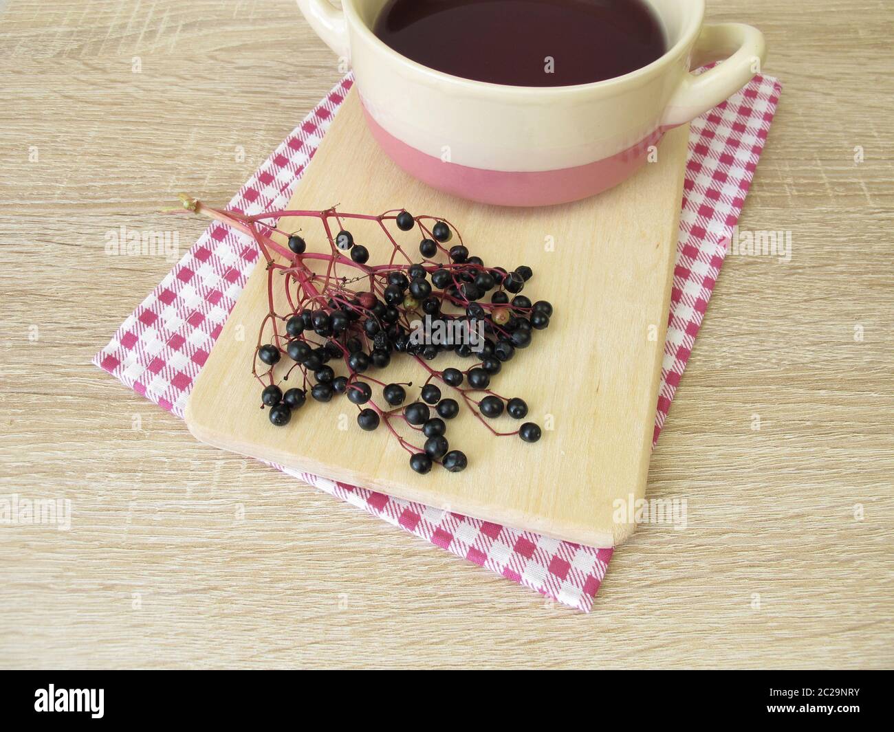 Bagno di tintura viola scuro fatto di sambuco Foto Stock