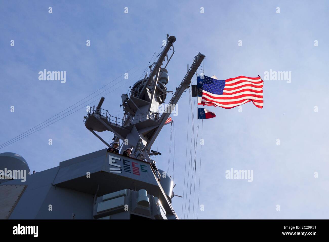 Uno sguardo in su al radar e bandiera dello Stato Unito che volano della marina USS Donald Cook. A Klaipėda, Lituania. Foto Stock