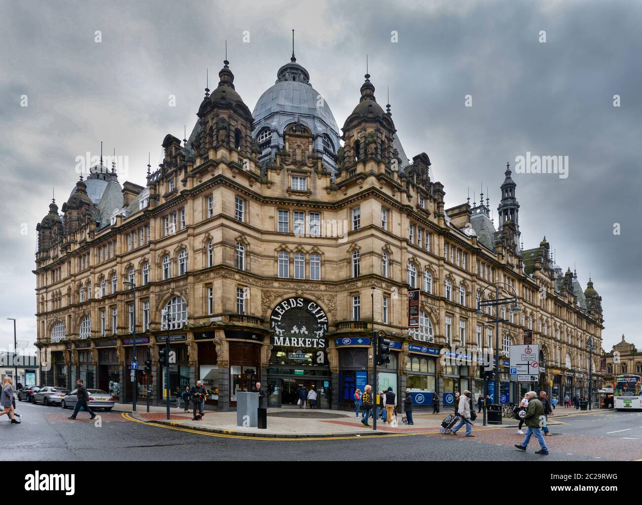 Leeds Kirkgate Market a Leeds, West Yorkshire, Inghilterra Situata su Vicar Lane. È il più grande mercato coperto in Europa Foto Stock