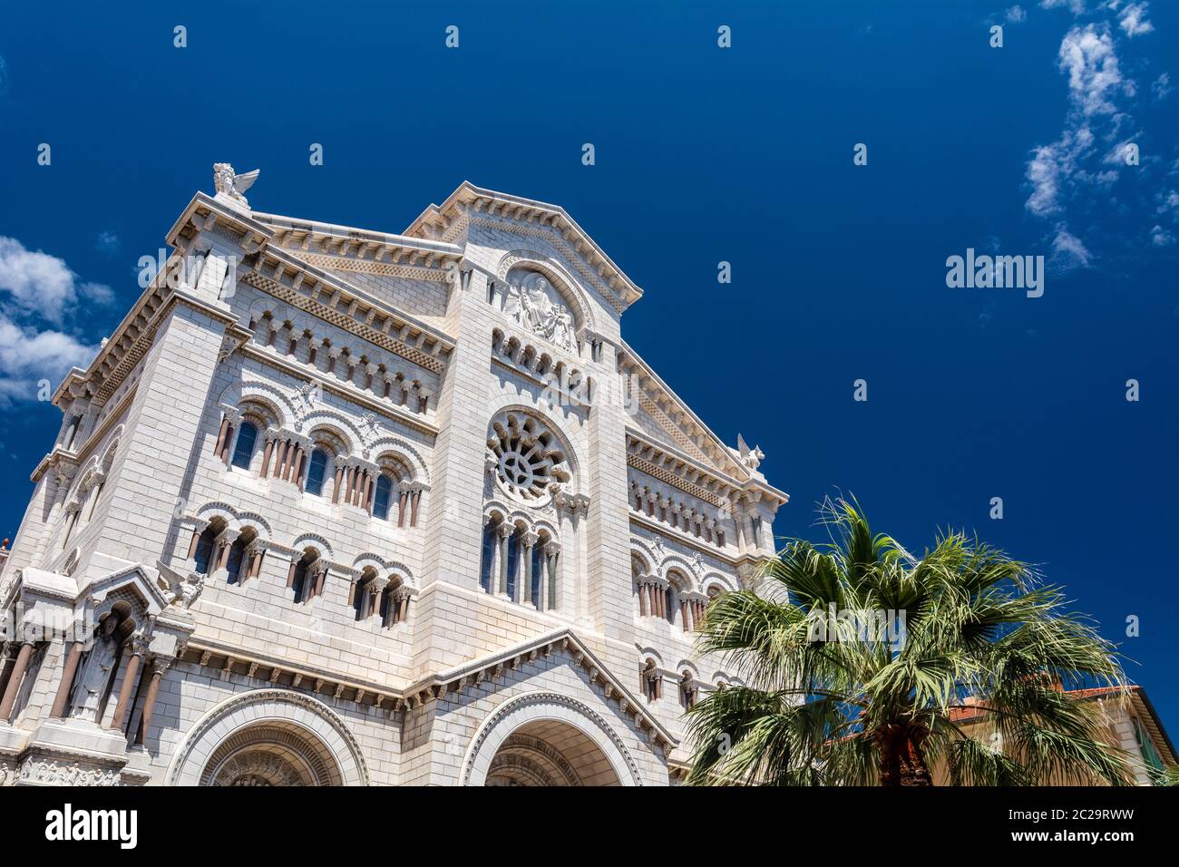 Esterno della Cattedrale di Monaco (Cattedrale di Monaco) a Monaco-Ville, Monaco. E' famoso per le tombe della Principessa Grace e del Principe Rainier. Foto Stock