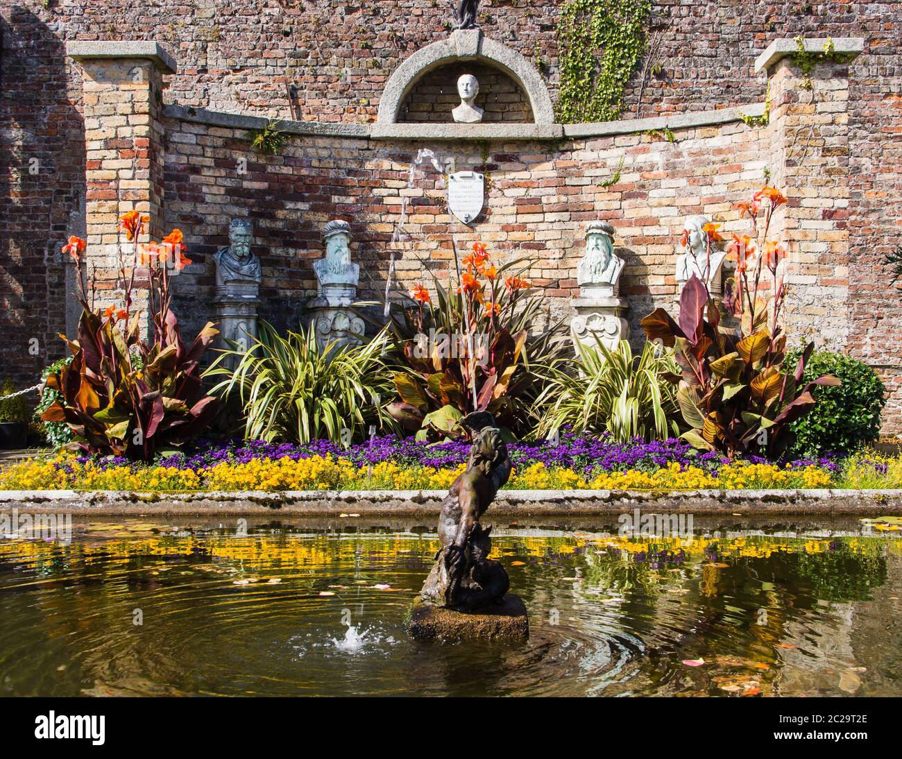 Giardini del al Powerscourt estate, laghetto con fontana, Wicklow, Irlanda Foto Stock