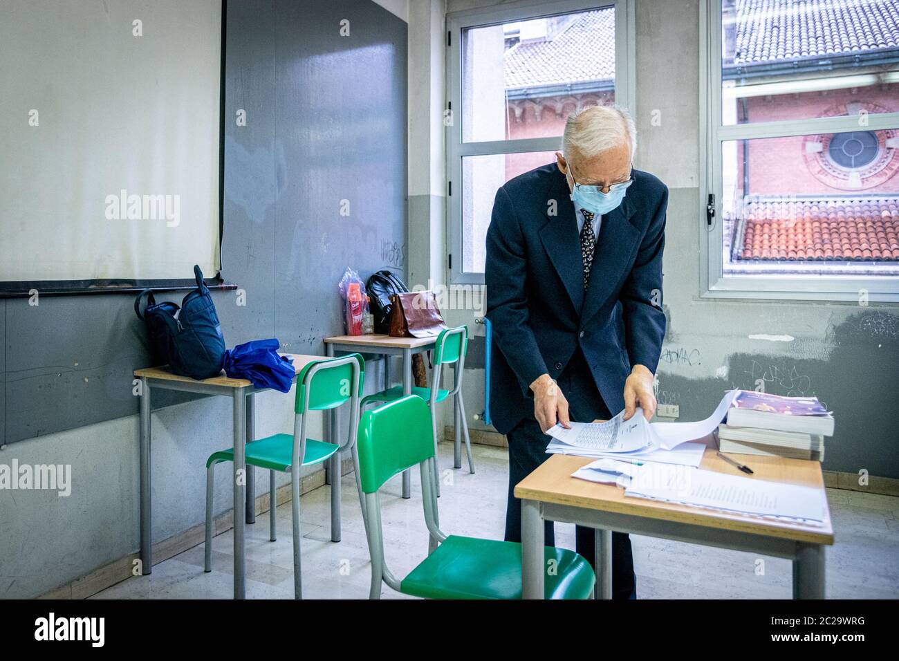 Milano - primo giorno di esami di Stato al liceo di Stato Alessandro volta. Maturità 2020 durante l'emergenza del Coronavirus (Marco Passaro/Fotogramma, Milano - 2020-06-17) p.s. la foto e' utilizzabile nel messaggio del contenuto in cui e' stata sbattata, e senza intesa diffusatorio del decoro delle persone rappresentate Foto Stock