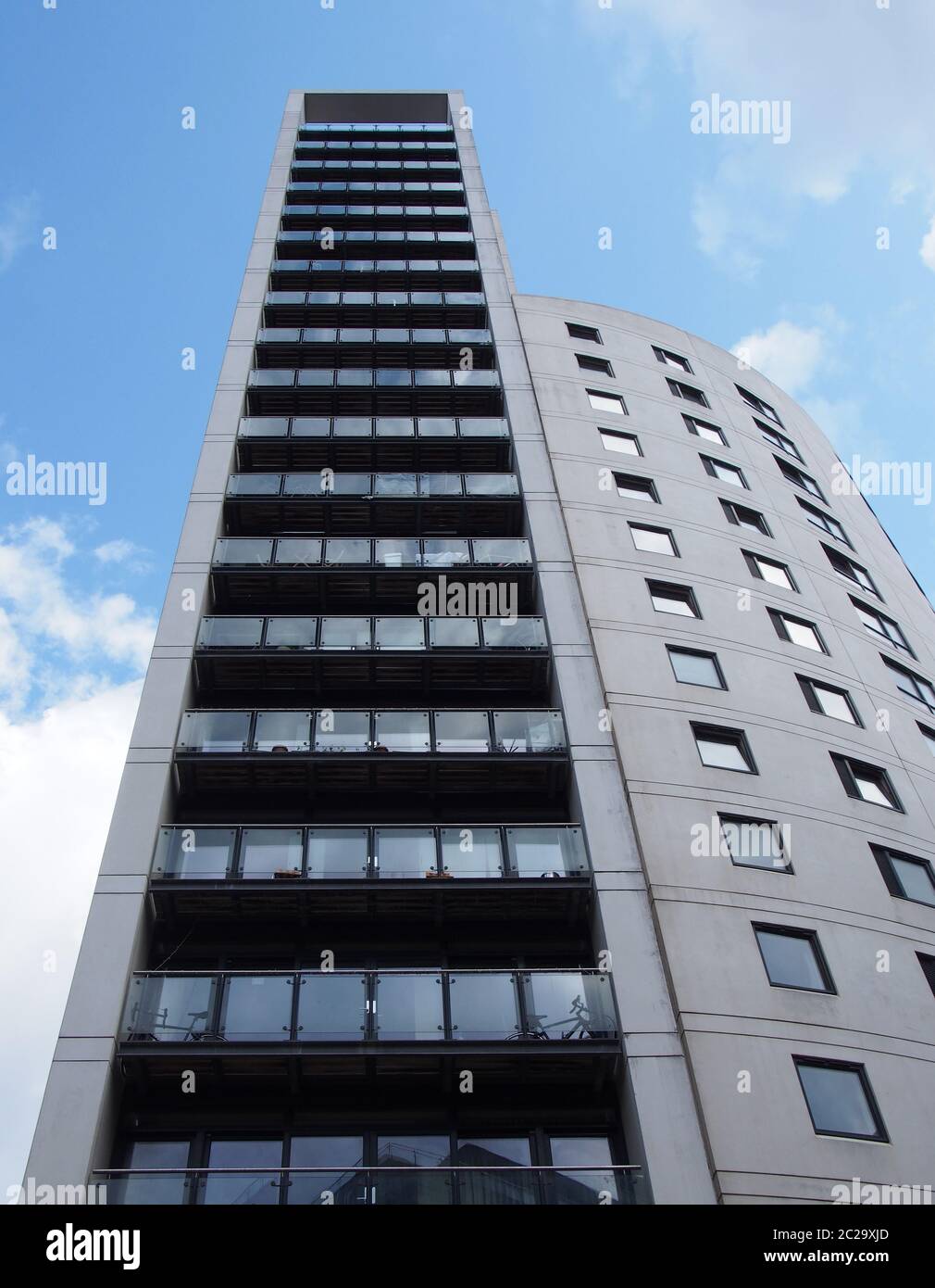 clarence casa un moderno appartamento alto 218 metri e un edificio al dettaglio nella zona del porto di leeds contro un cielo blu nuvoloso Foto Stock