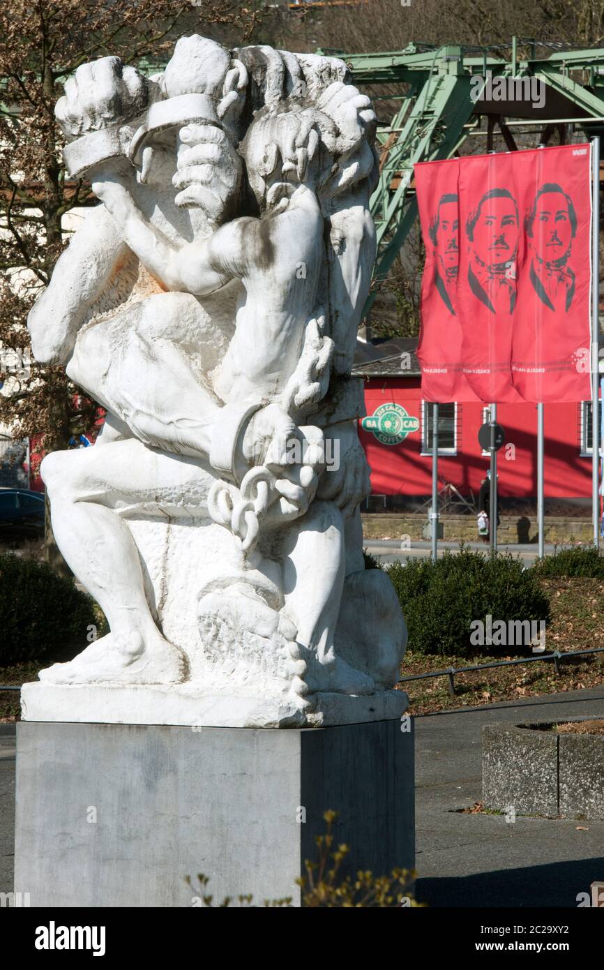 Deutschland, Nordrhein-Westfalen, Wuppertal-Barmen, 'Die starke Linke' oder auch Friedrich-Engels-Denkmal, eine skulptur des 2009 verstorbenen österre Foto Stock