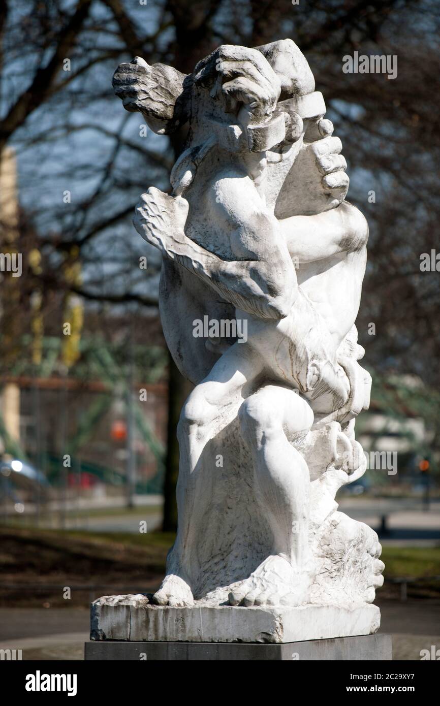 Deutschland, Nordrhein-Westfalen, Wuppertal-Barmen, 'Die starke Linke' oder auch Friedrich-Engels-Denkmal, eine skulptur des 2009 verstorbenen österre Foto Stock