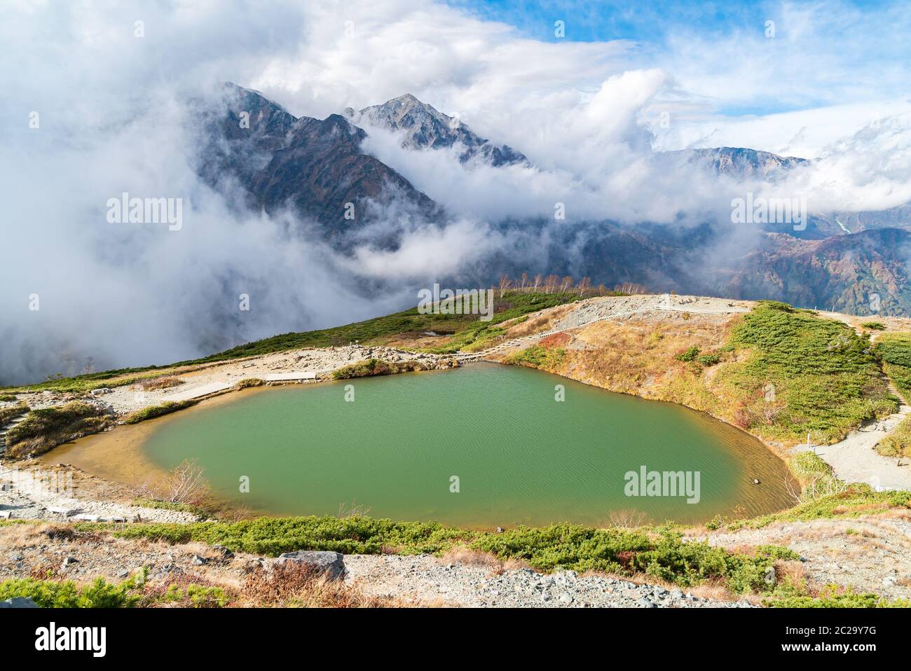 Paesaggio di autunno autunno di Hakuba sulla valle e sul lago a Nagano Giappone Chubu Foto Stock