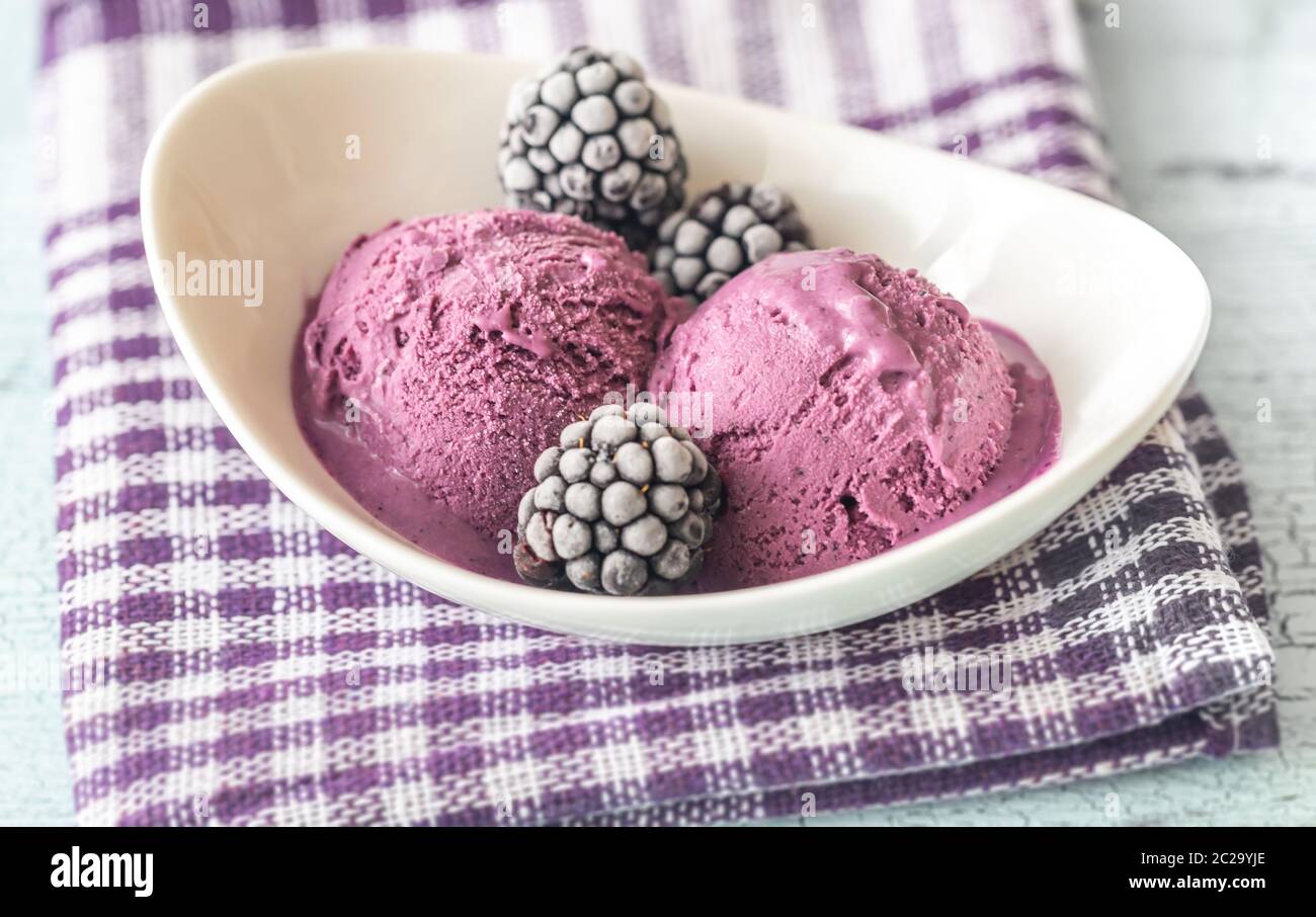 Ciotola di blackberry lavanda di gelati Foto Stock
