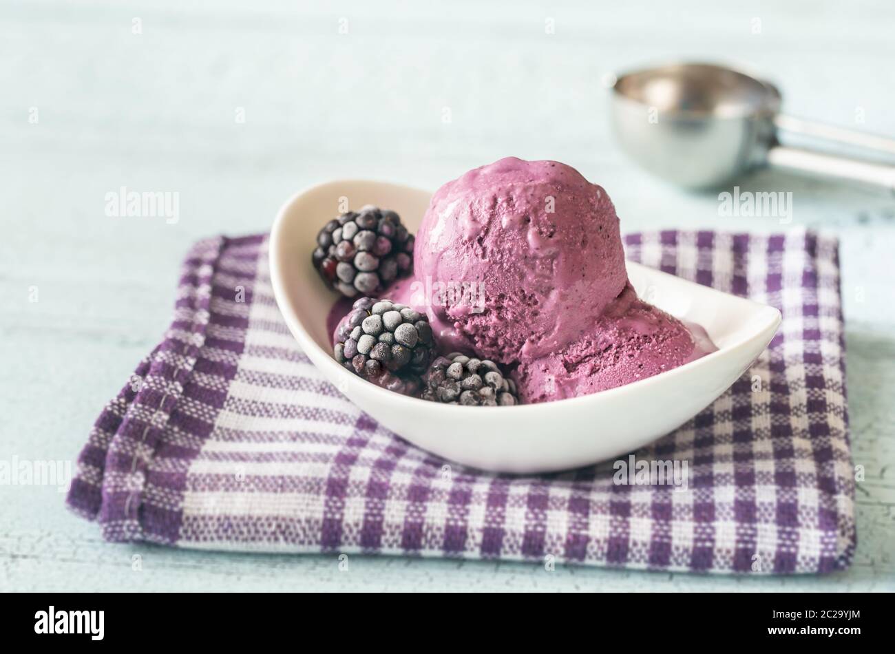 Ciotola di blackberry lavanda di gelati Foto Stock