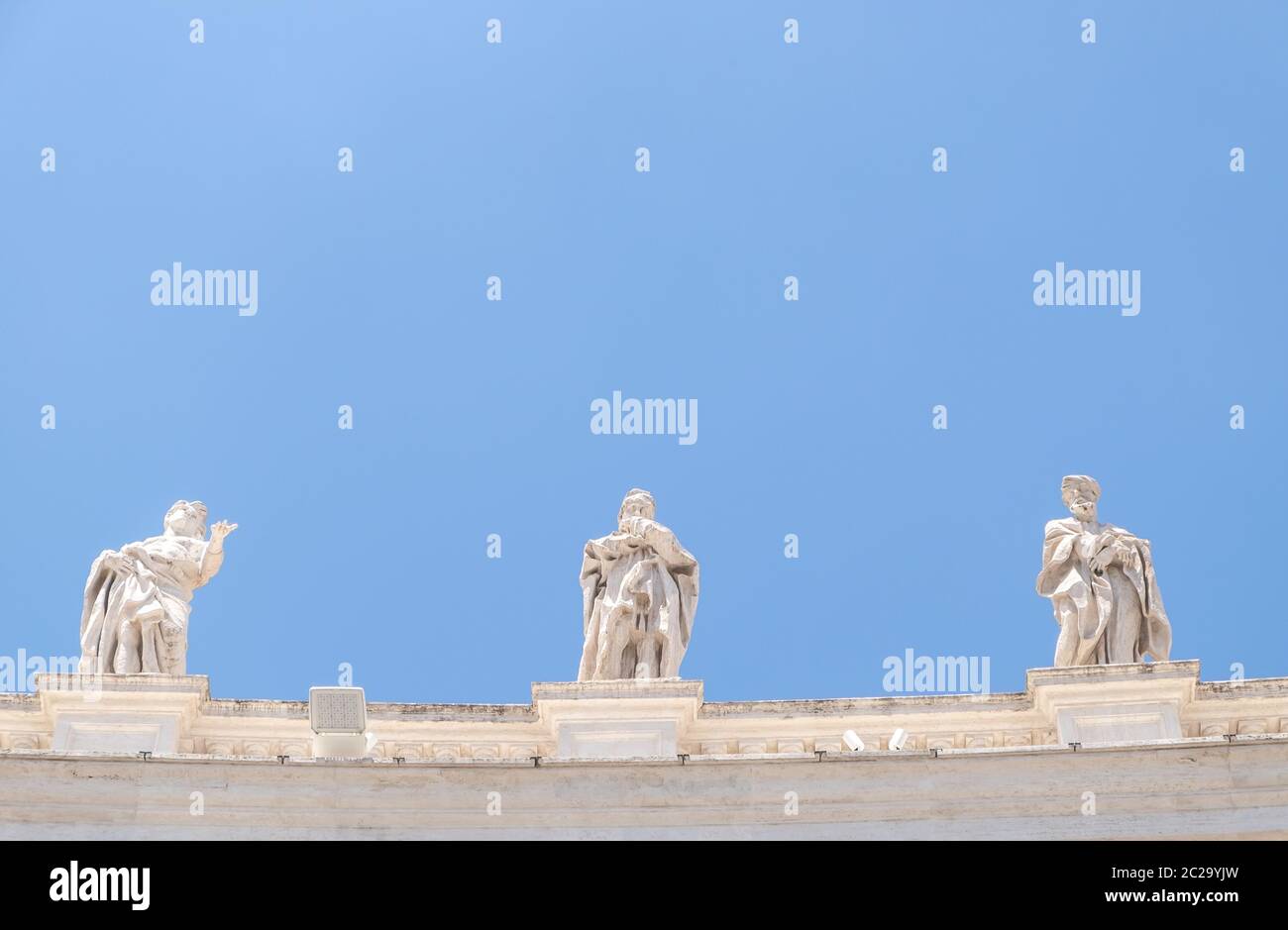 Sculture sulla parte superiore della Piazza San Pietro colonnati Foto Stock