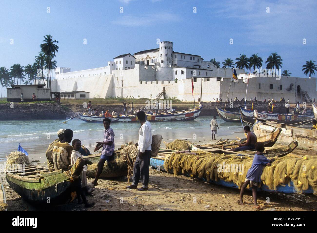 Ghana: Fort Elmina sulla Gold Coast fu costruito dai portoghesi nel 1471 ed era il centro del commercio degli schiavi. Da qui, la maggior parte degli schiavi sono stati spediti in America e in altre parti del mondo. E' il più antico edificio europeo dei tropici. --- Ghana: Das Fort Elmina wurde im Jahre 1471 von den Portugiesen erbaut und war die Zentrale des Sklavenhandels. Von hier aus wurden die meisten Schulferien und Handel mit und Verschifft. Es ist das aelteste europaeische Bauwerk in den Tropen. Foto Stock