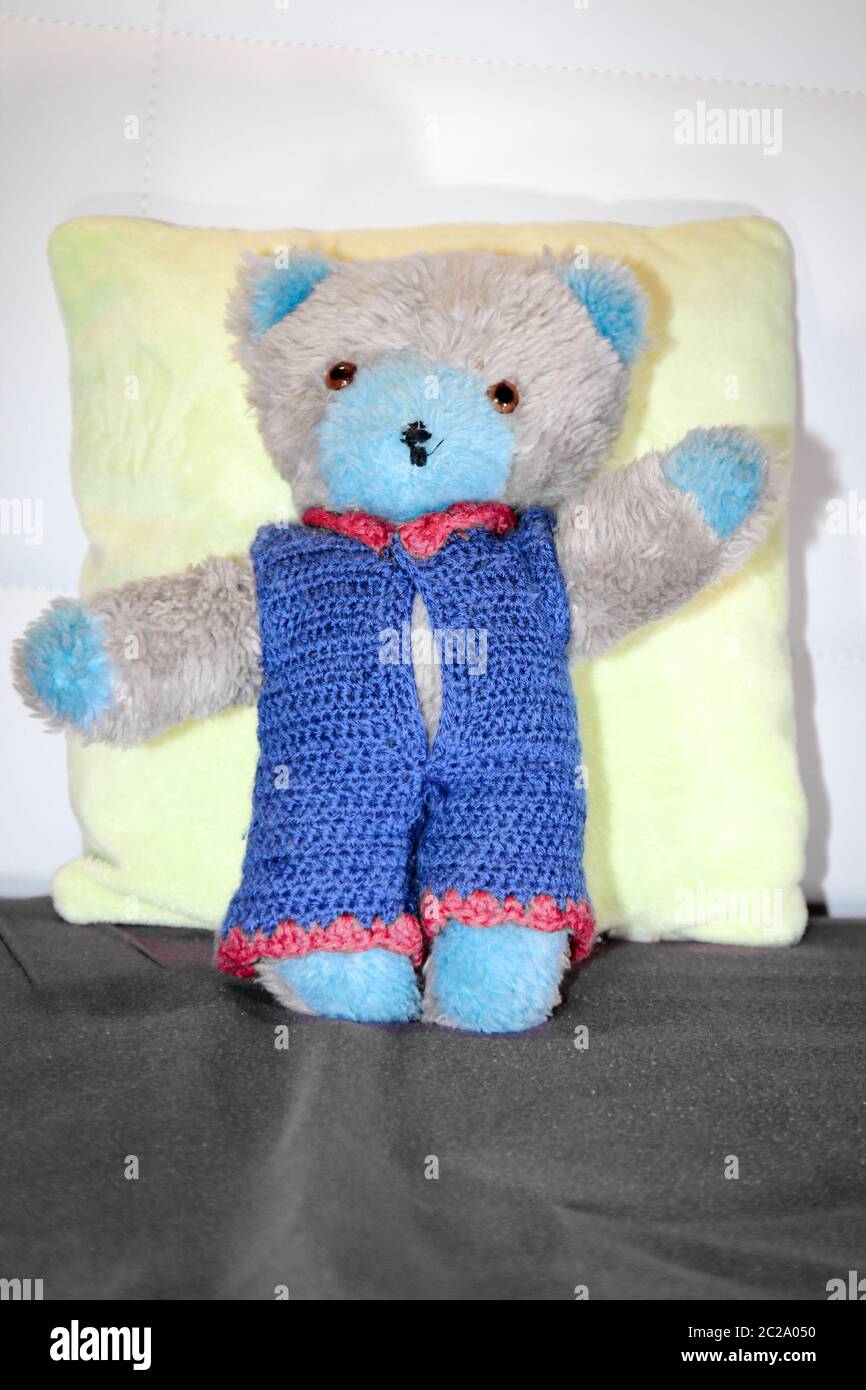 Un vecchio orsacchiotto grigio blu Foto Stock