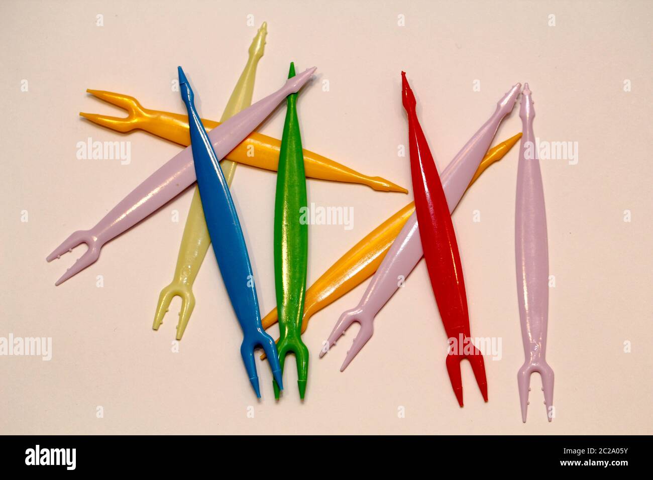 Un sacco di plastica colorata raccoglitrici di formaggio Foto Stock