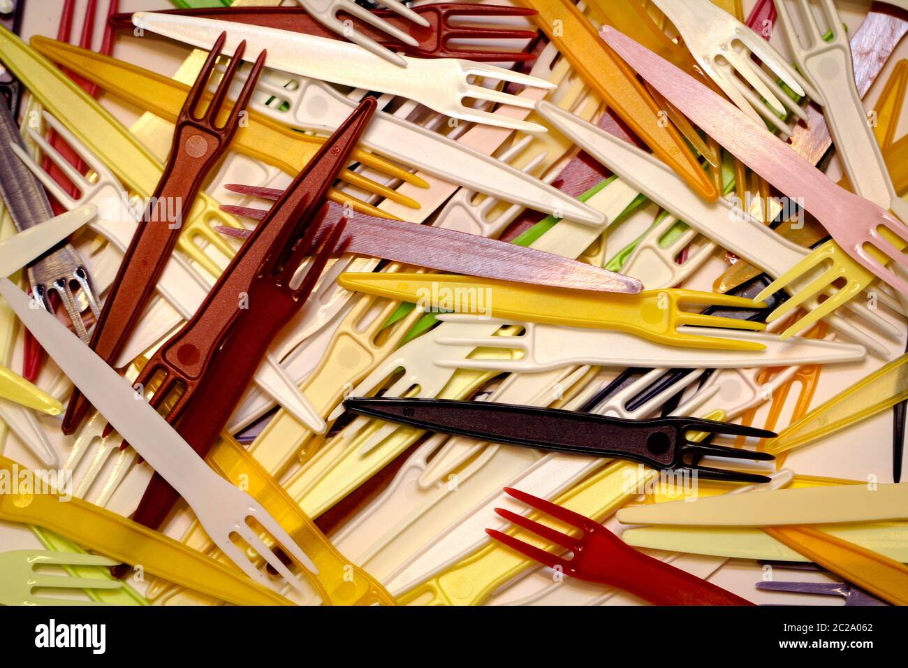 Un sacco di plastica colorata raccoglitrici di formaggio Foto Stock