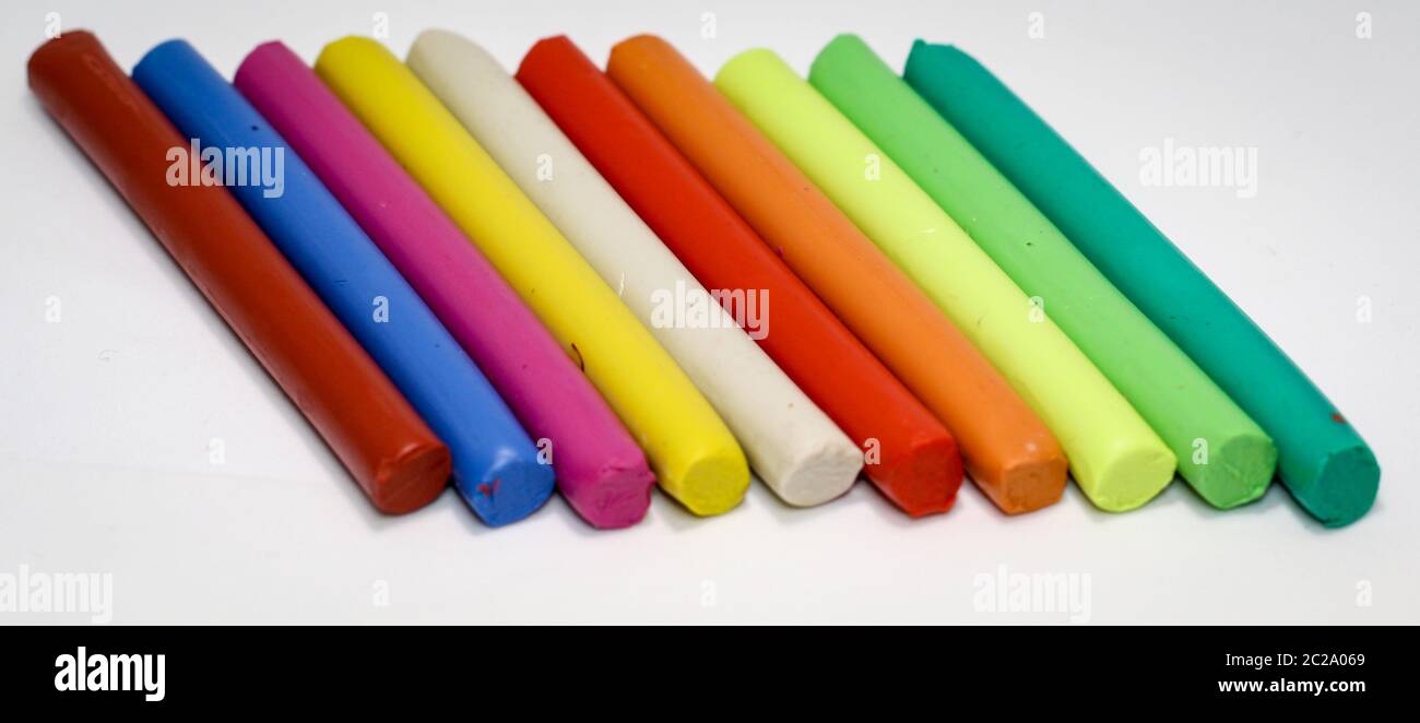 i bambini colorati giocano l'impasto si trova in una fila l'uno accanto all'altro Foto Stock