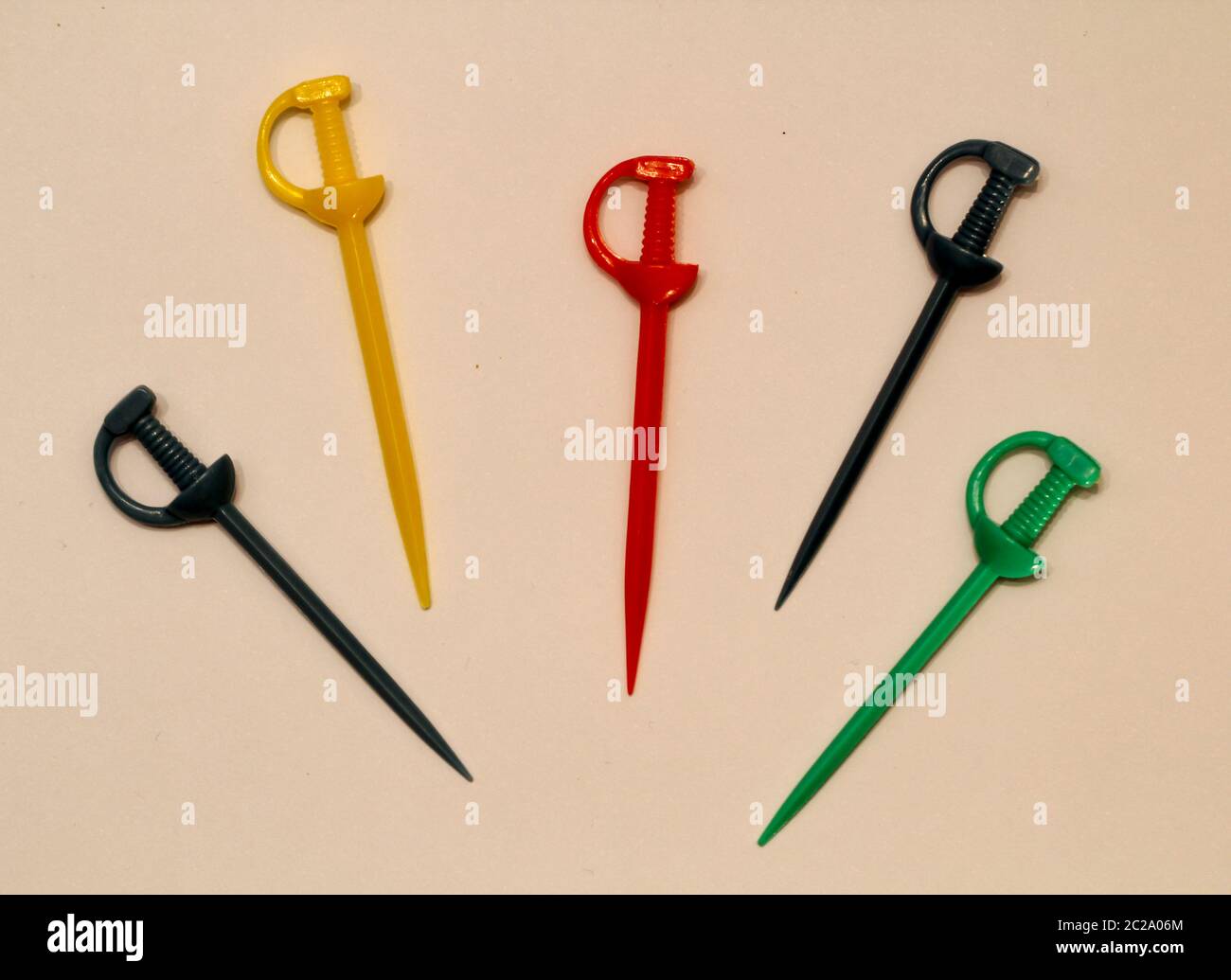 Un sacco di plastica colorata raccoglitrici di formaggio Foto Stock