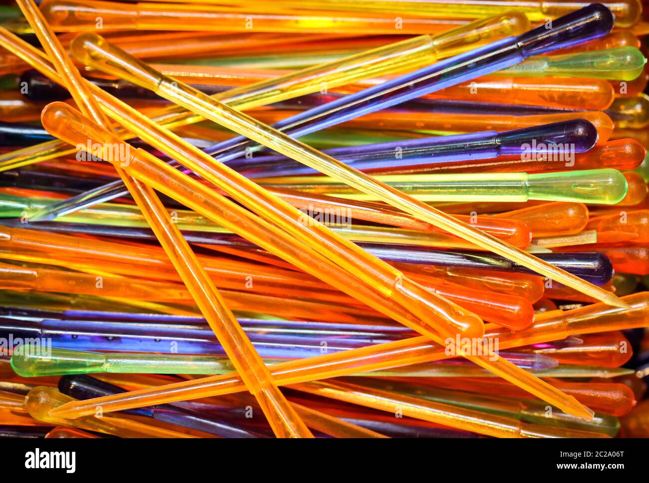 Un sacco di plastica colorata raccoglitrici di formaggio Foto Stock
