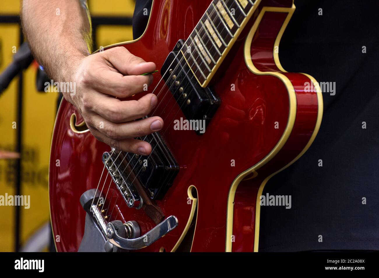 Chitarra elletrica con la mano Foto Stock Chitarra elletrica con la mano Foto Stock