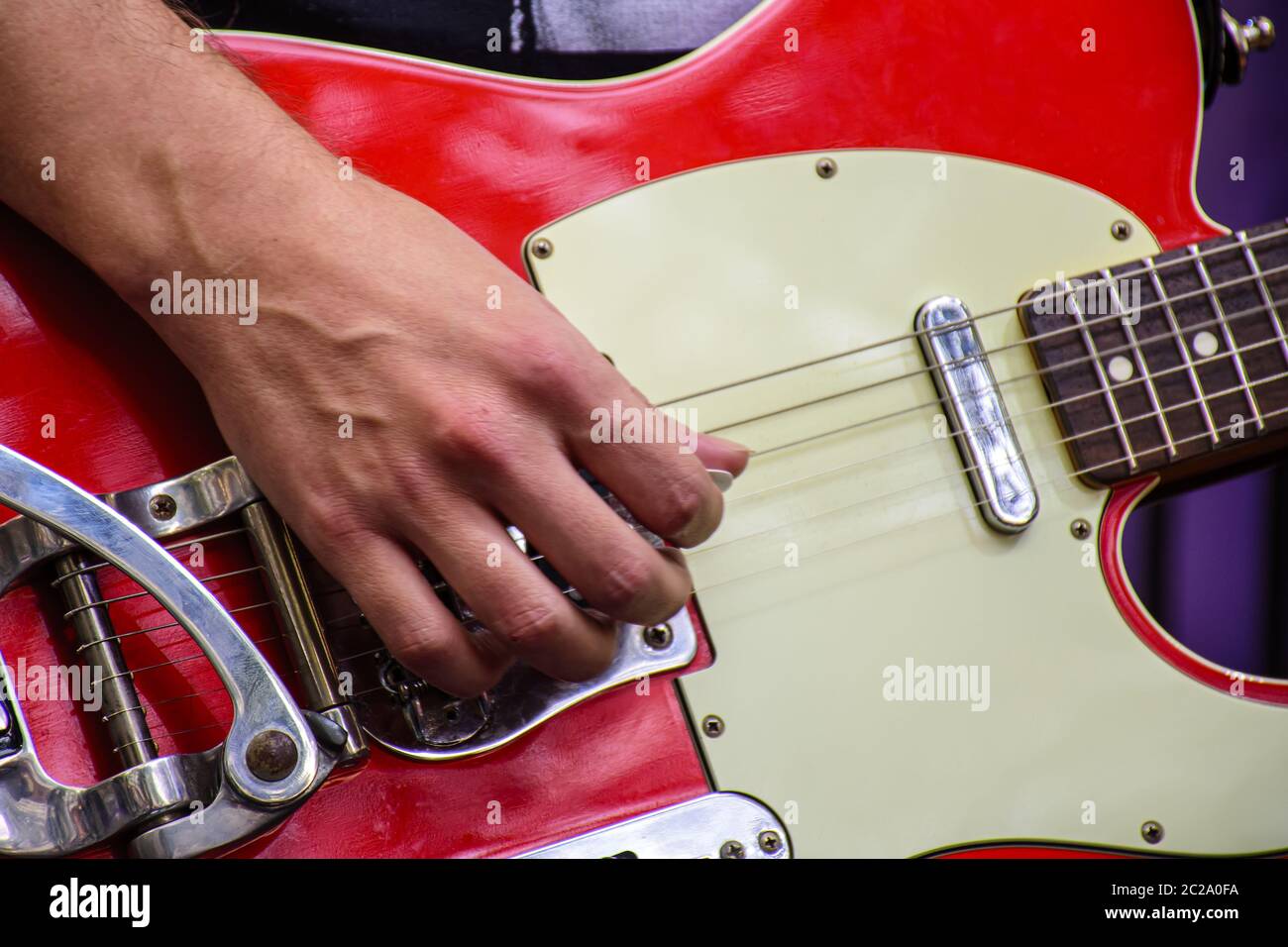 Dettaglio della mano che suona la chitarra elletrica Foto Stock