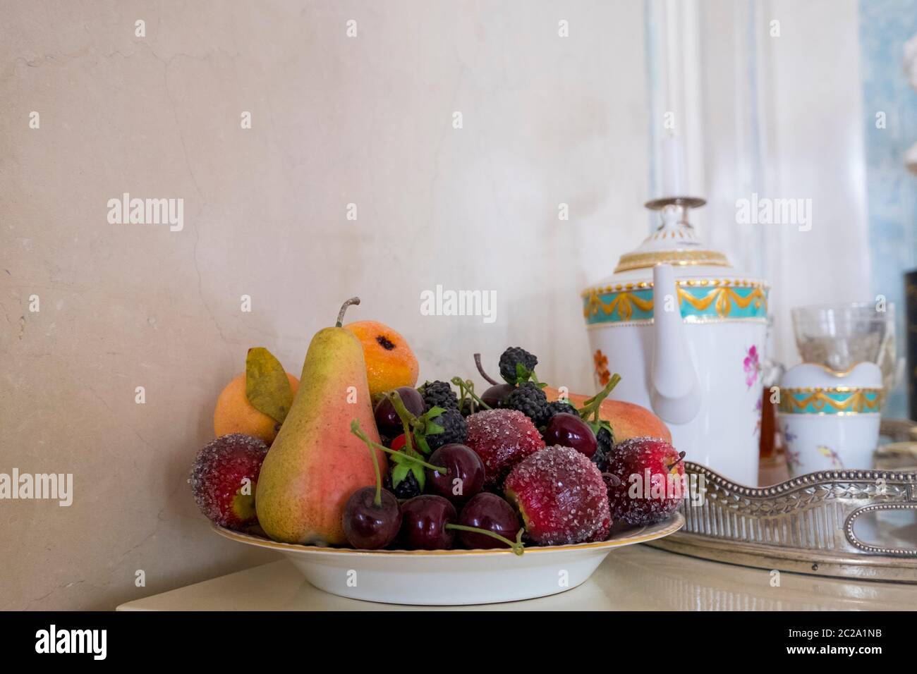 Un piatto di fantasia, ciotola riempita con frutta di plastica falsa. Al Palazzo Rundāle di Pilsrundāle, Lettonia. Foto Stock