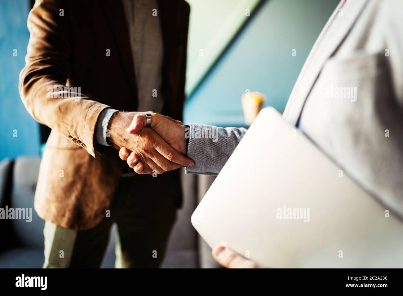 Primo piano immagine di imprenditori stringono le mani, rendendo un accordo. Foto Stock