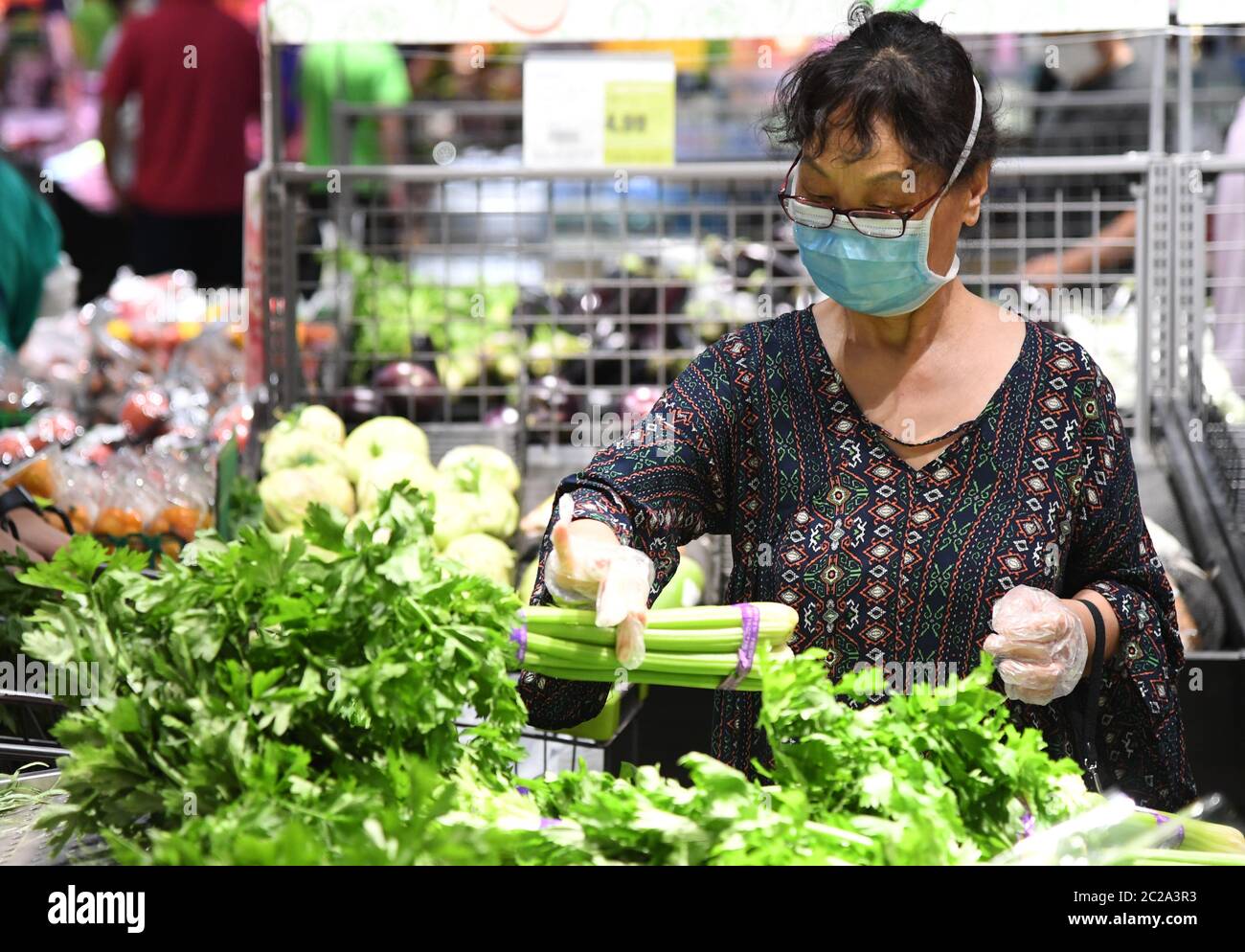 Pechino, giugno 14. 17 Giugno 2020. Un cliente acquista sedano presso una filiale del supermercato Chaoshifa nel distretto di Haidian a Pechino, capitale della Cina, il 14 giugno 2020. PER ANDARE CON LE NOTIZIE DI XINHUA DEL 17 GIUGNO 2020. Credit: Ren Chao/Xinhua/Alamy Live News Foto Stock