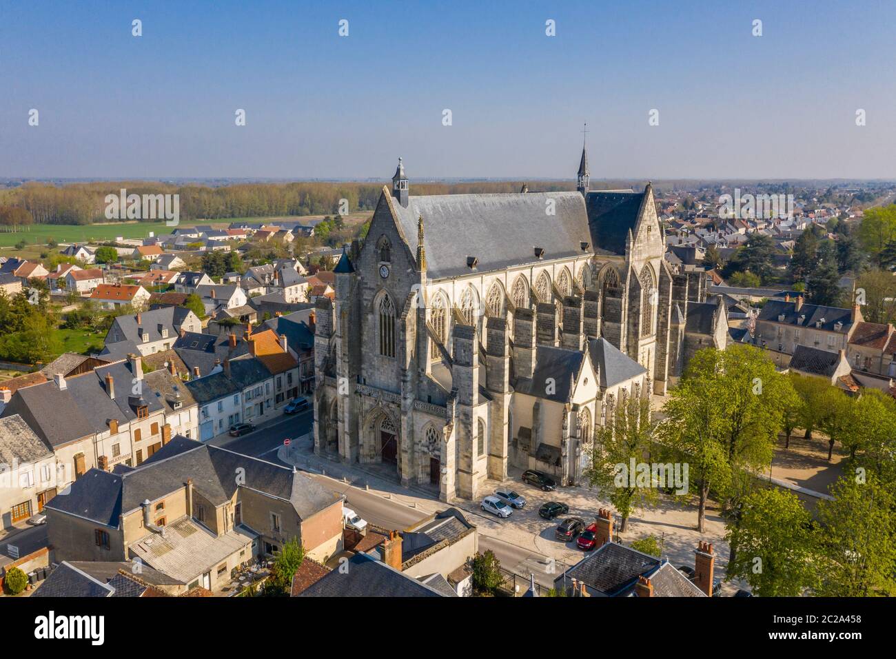 Francia, Loiret, Valle della Loira, Patrimonio dell'Umanità dell'UNESCO, Clery Saint Andre, Basilica di Notre Dame de Clery Saint Andre (vista aerea) // Francia, Foto Stock