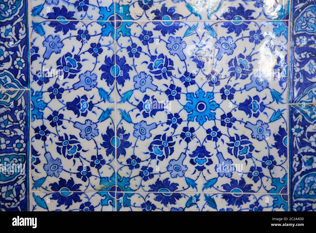 Tipi di piastrelle in ceramica con ornamento arabo. Motivo floreale blu. Ceramica turca Foto Stock