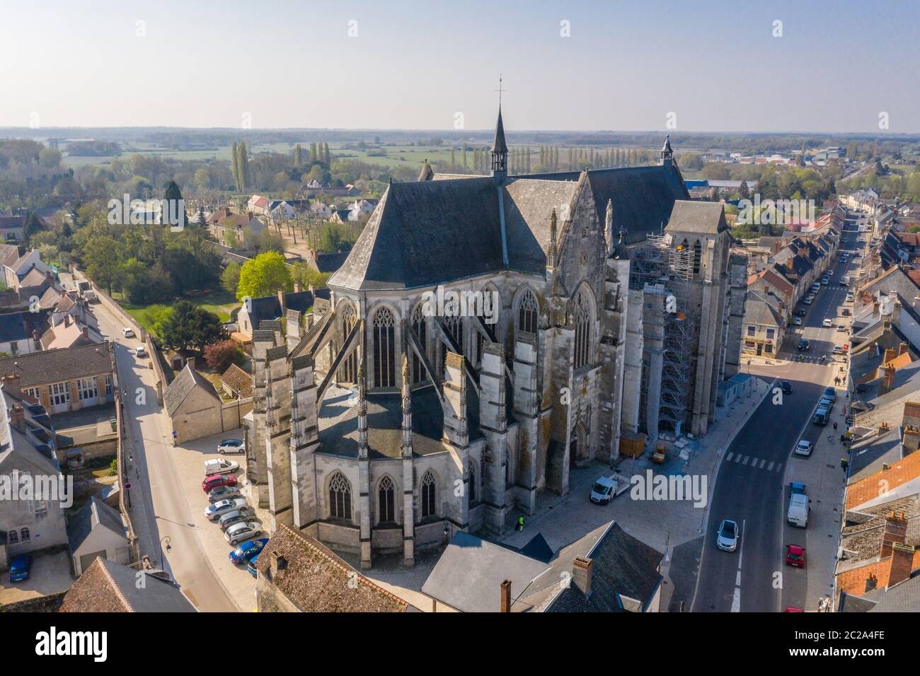 Francia, Loiret, Valle della Loira, Patrimonio dell'Umanità dell'UNESCO, Clery Saint Andre, Basilica di Notre Dame de Clery Saint Andre (vista aerea) // Francia, Foto Stock
