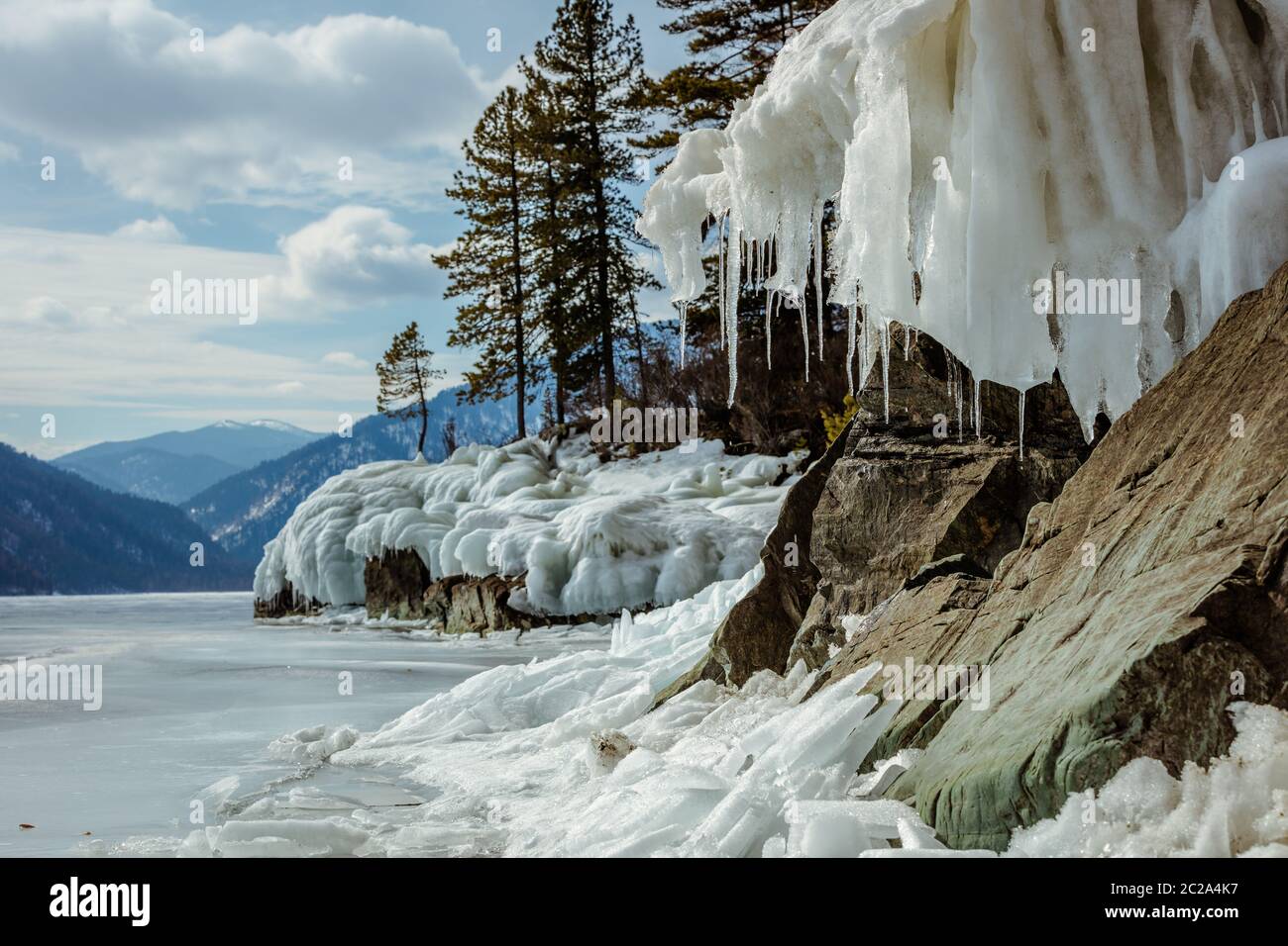 Vista di bellissimi disegni su ghiaccio da crepe sulla superficie del lago Teletskoye in inverno, Russia Foto Stock