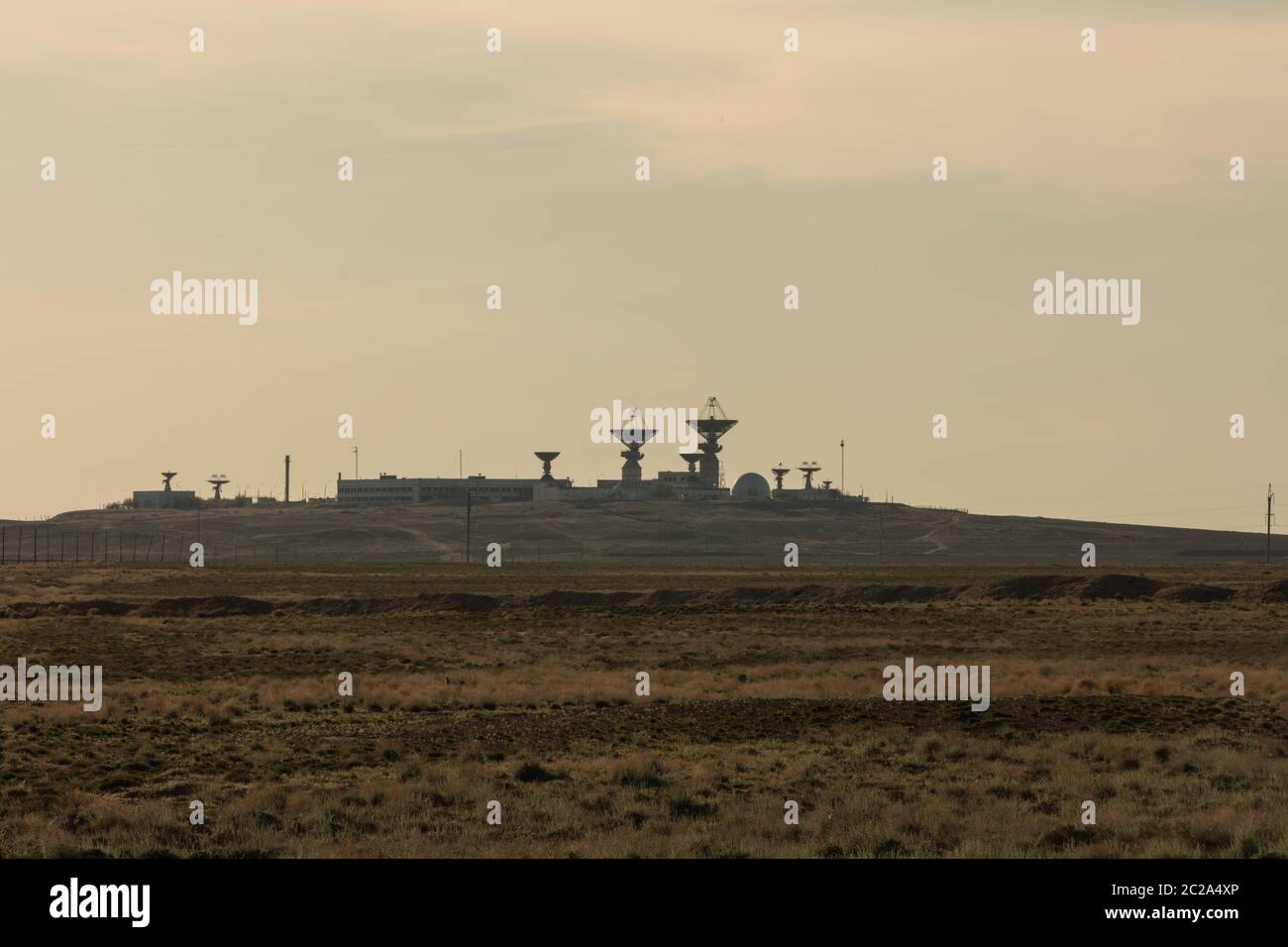 Antenna sulla porta spaziale. Il centro di monitoraggio presso il cosmodromo Baikonur, una stazione di segnalazione lancio Foto Stock