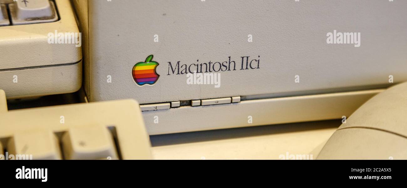 Istanbul, Turchia, marzo 2019: Primo piano il vecchio logo di Apple arcobaleno sul vecchio computer Macintosh. Museo Rahmi Koc Foto Stock