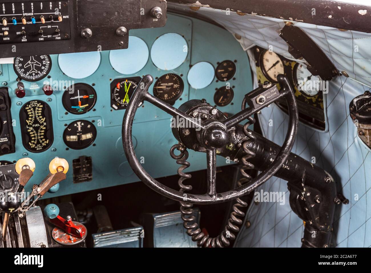 Istanbul, Turchia, 23 marzo 2019: Cabina di pilotaggio di Douglas DC-3 al Museo Rahmi M. Koc il 11 febbraio 2012 Istanbul, Turchia. Oltre 16,0 Foto Stock