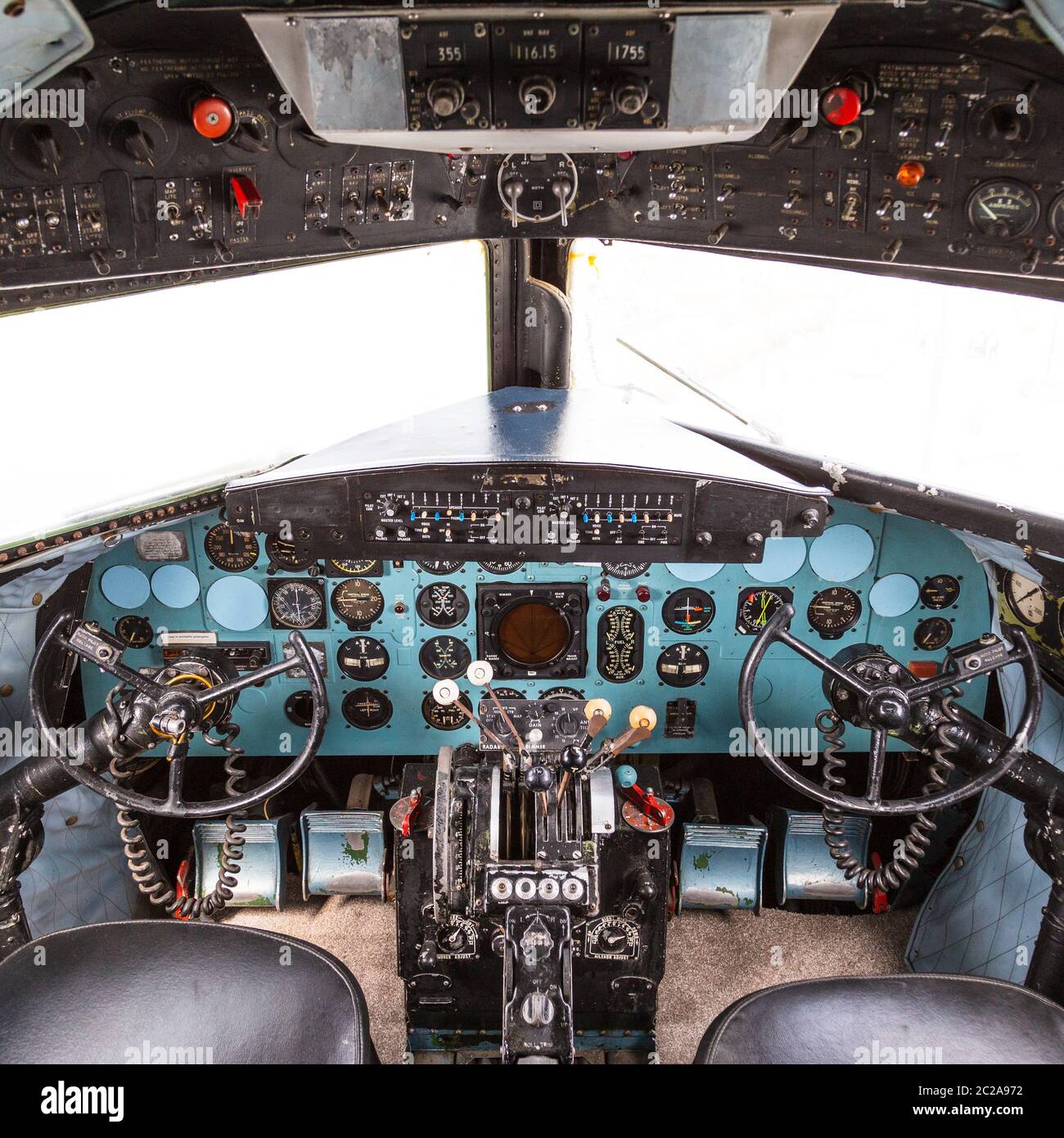 Istanbul, Turchia, 23 marzo 2019: Cabina di pilotaggio di Douglas DC-3 al Museo Rahmi M. Koc il 11 febbraio 2012 Istanbul, Turchia. Oltre 16,0 Foto Stock