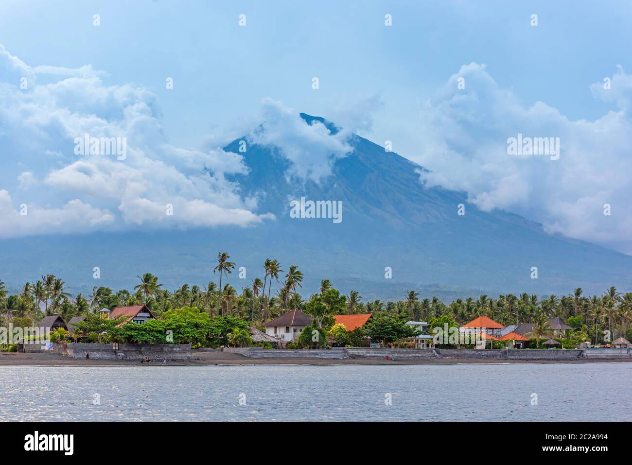 Splendida vista sul mare balinese sul vulcano Agung nel villaggio di Amed. Bali, Indonesia Foto Stock