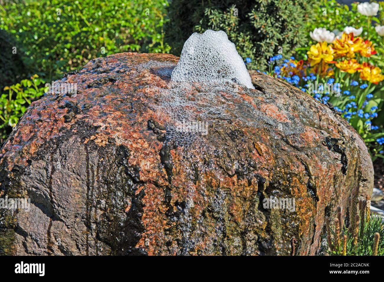 Acqua che scorre da un gargoyle Foto Stock