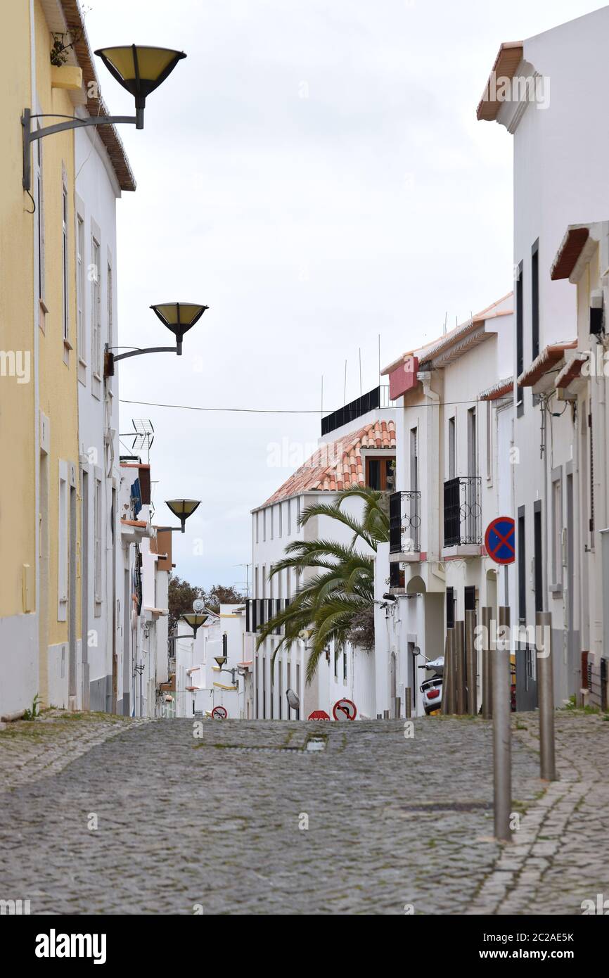 Tipica strada stretta a Lagos, Algarve, Portogallo Foto Stock