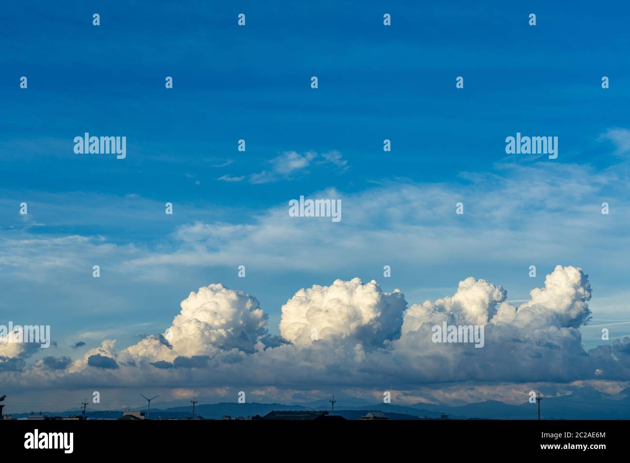 Vaste nuvole di cumuli bianchi con sfondo blu del cielo Foto Stock