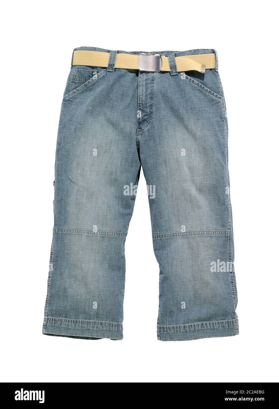 jeans blu bermuda corto stile isolato su bianco Foto Stock