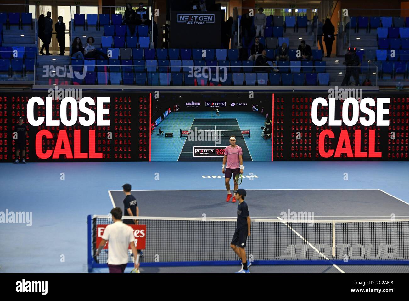 Segnapunti digitale del campo da tennis coperto Allianz Arena; durante le finali ATP di prossima generazione, a Milano. Foto Stock