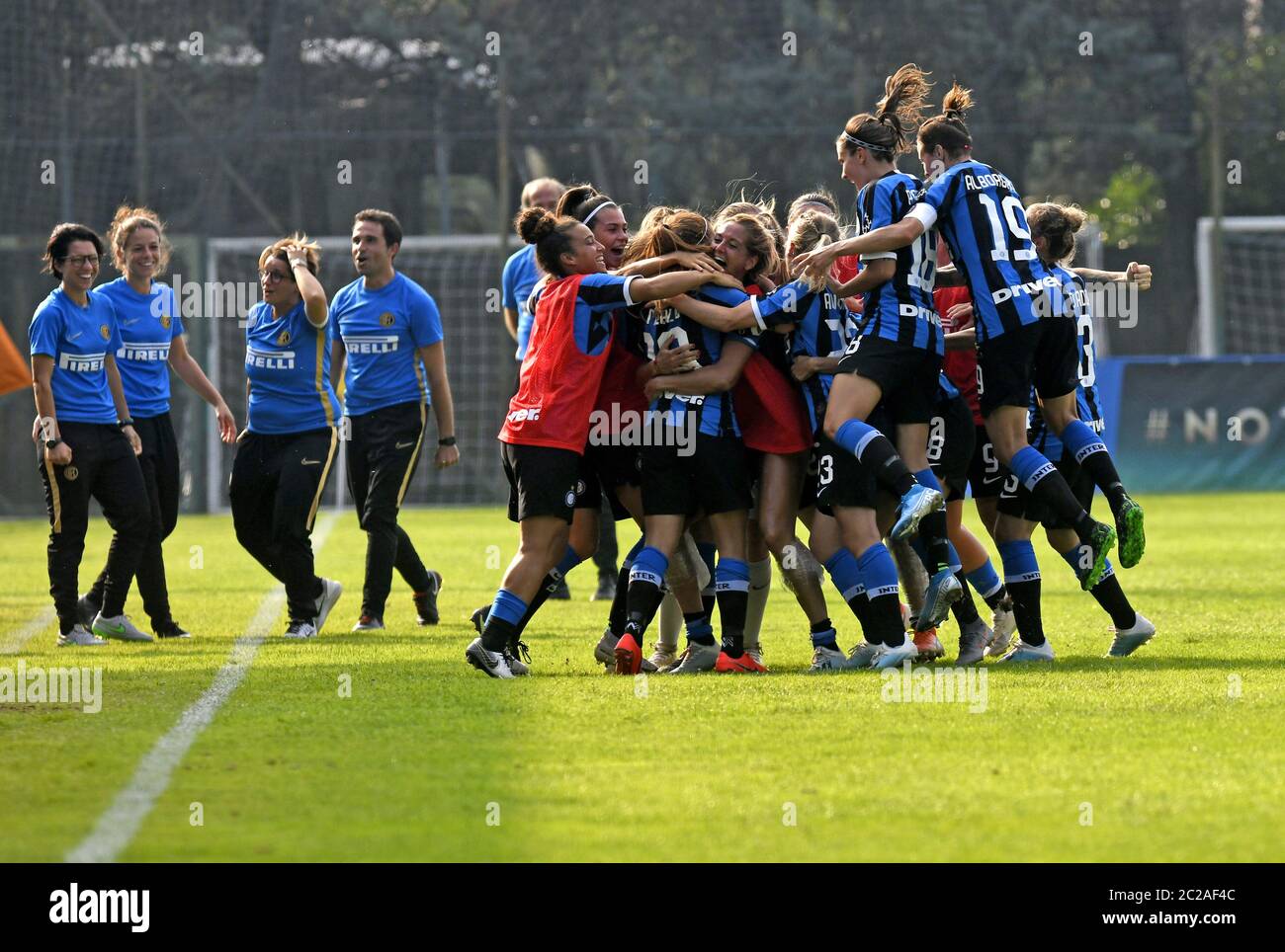 Le calciatrici festeggiano la vittoria, durante la partita di calcio professionistica italiana Inter Milan vs Hellas Verona, a Milano. Foto Stock