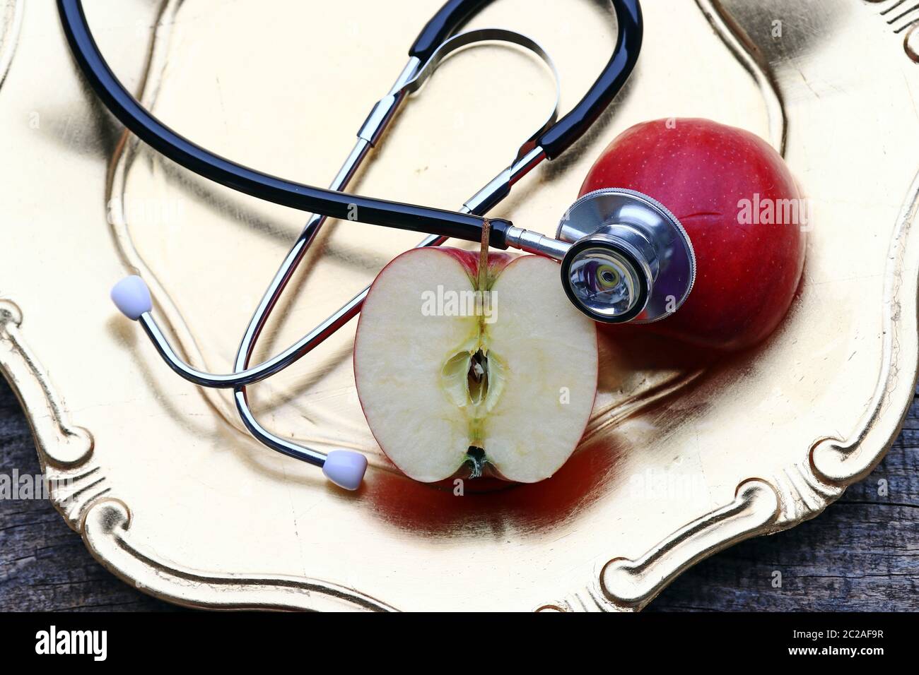 Una mela è sana e promuove la salute. Nutrizione sana attraverso la frutta Foto Stock