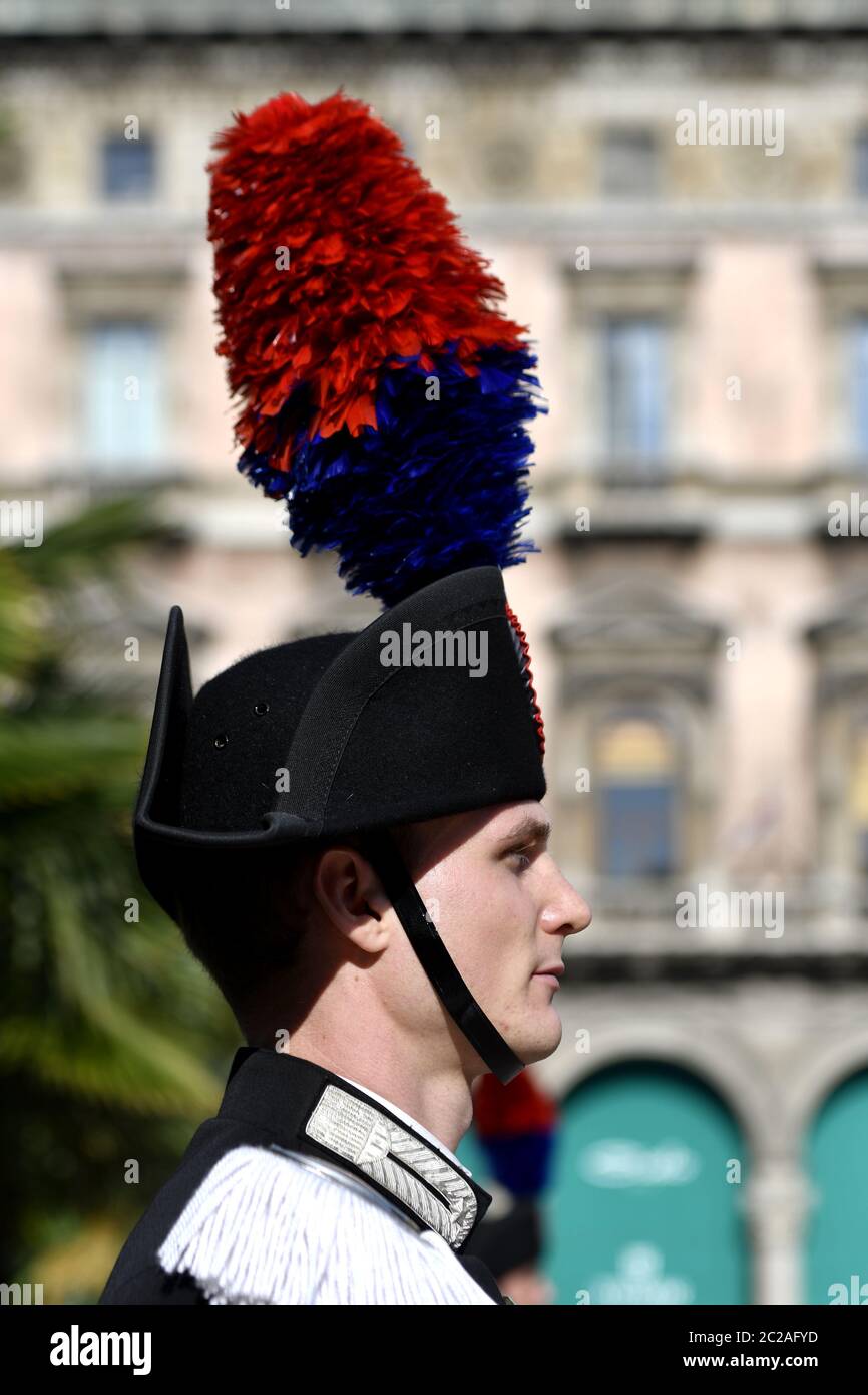Alto uniforme italiana Carabiniere, in piedi per le celebrazioni del giorno dell'unità Nazionale e delle forze Armate, a Milano. Foto Stock