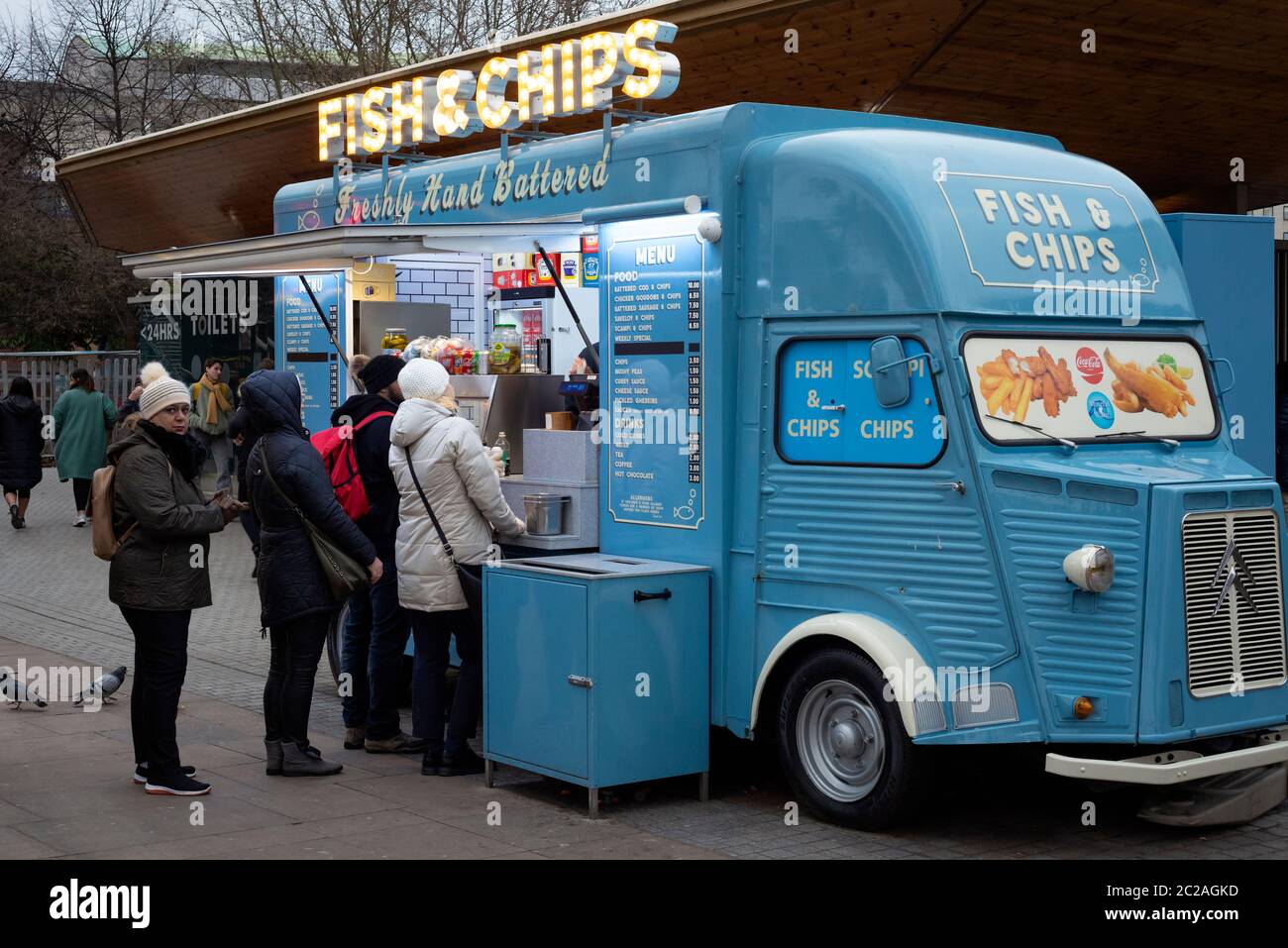 Street food di Londra, camion e turisti in coda per fish and chips in un furgone blu vintage come chiosco di cibo mobile sulla Southbank a Londra Foto Stock