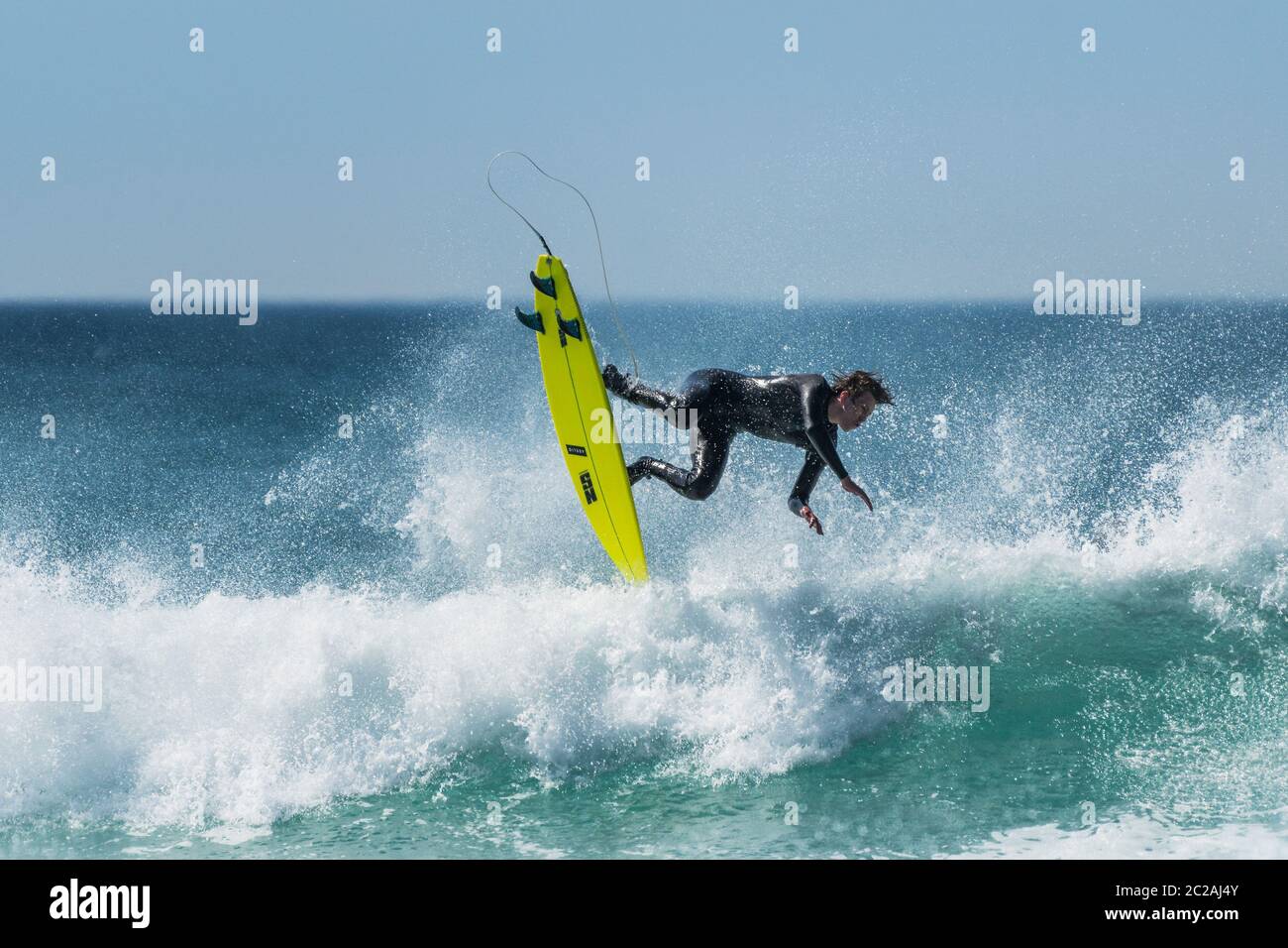 Un wipeout spettacolare come surfer perde l'equilibrio a Fistral in Newquay in Cornovaglia. Foto Stock