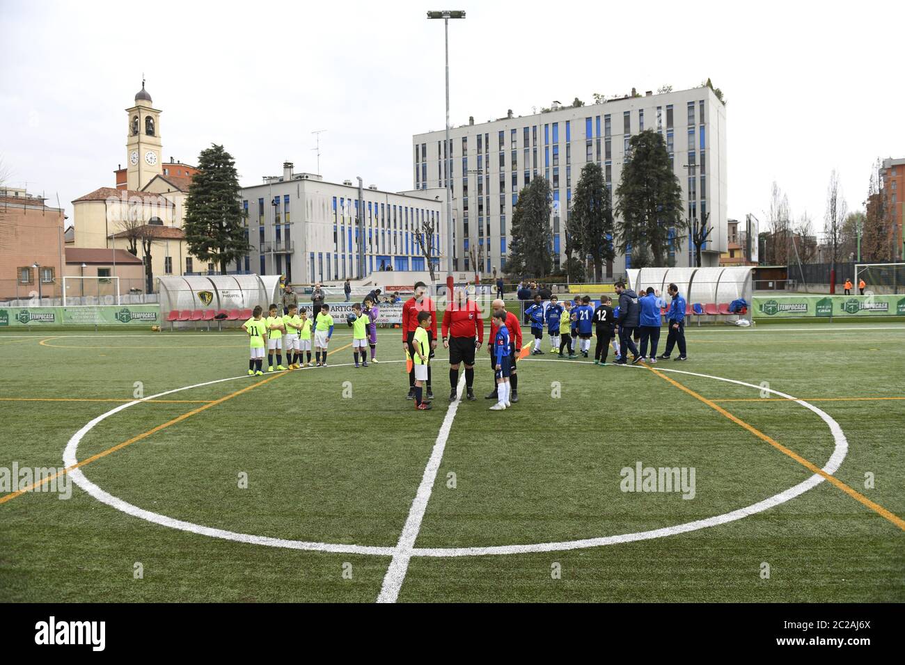 Squadre di calcio per bambini con arbitri in piedi sul campo centrale, a Milano. Foto Stock