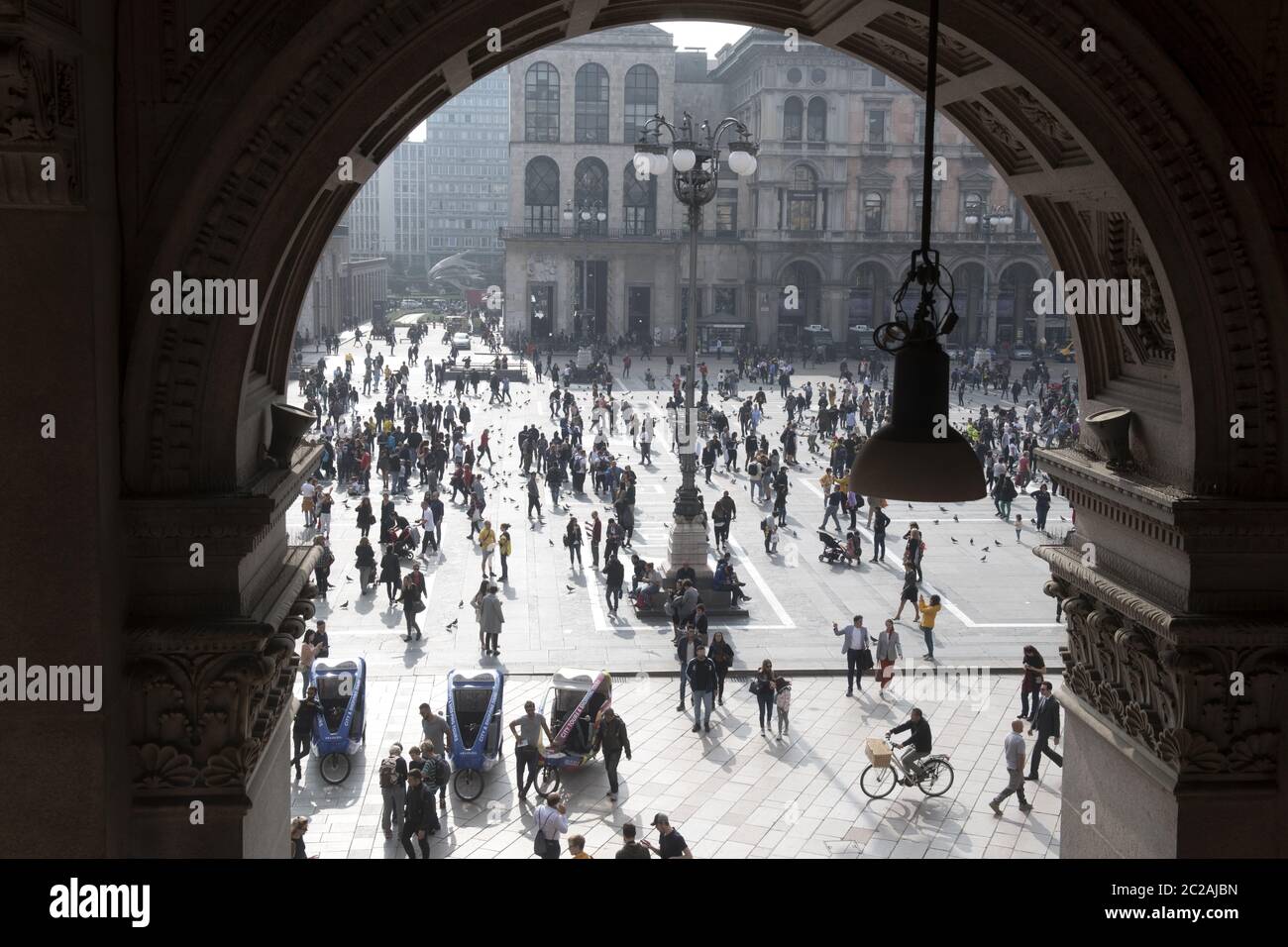 Vista dall'alto dei pedoni che camminano sulla piazza del Duomo, vista attraverso la galleria, nel centro di Milano. Foto Stock