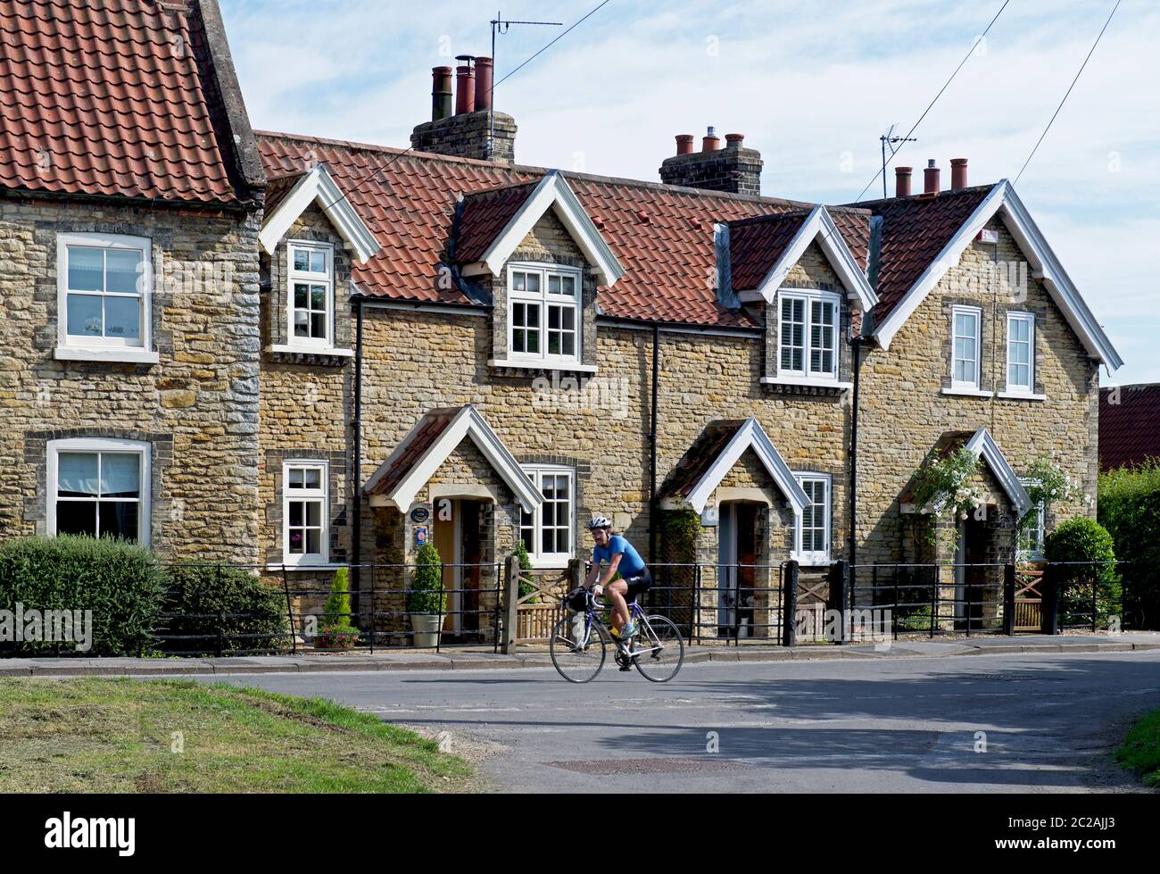 Ciclista nel villaggio di Brantingham, East Yorkshire, Inghilterra UK Foto Stock