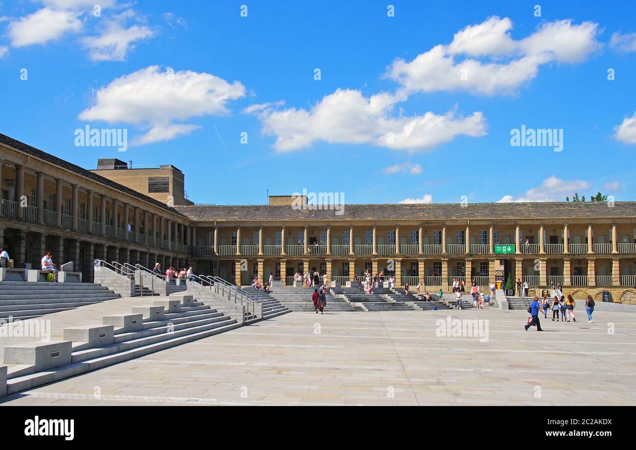 la sala pezzo in halifax yorkshire occidentale in estate con il cielo blu nuvoloso e le persone che godono il sole estivo Foto Stock