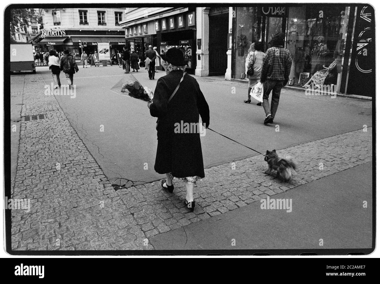Parigi Francia. Donna con cane piccolo 1988 Foto Stock